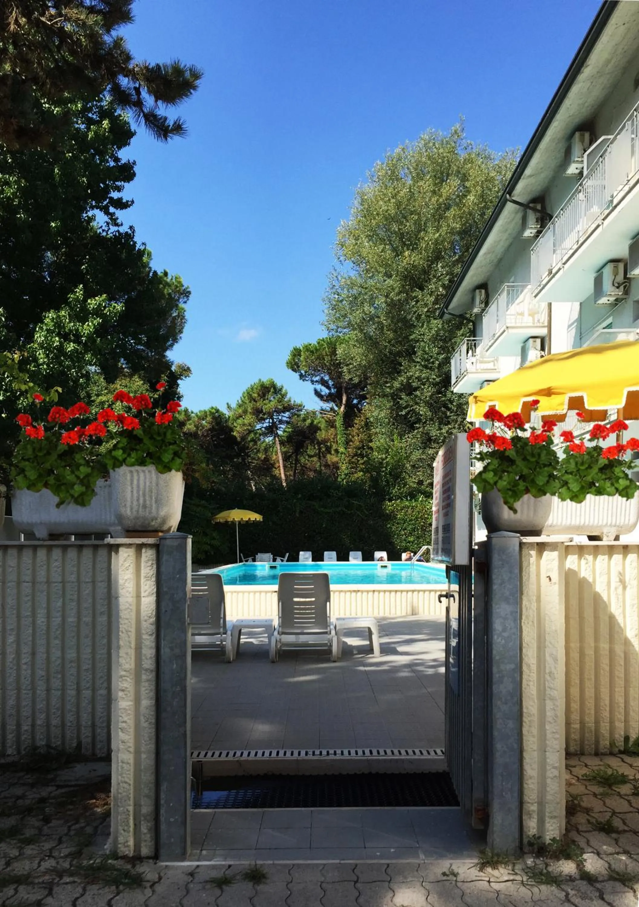 Pool view in B&B Promenade Hotel Simple con Piscina