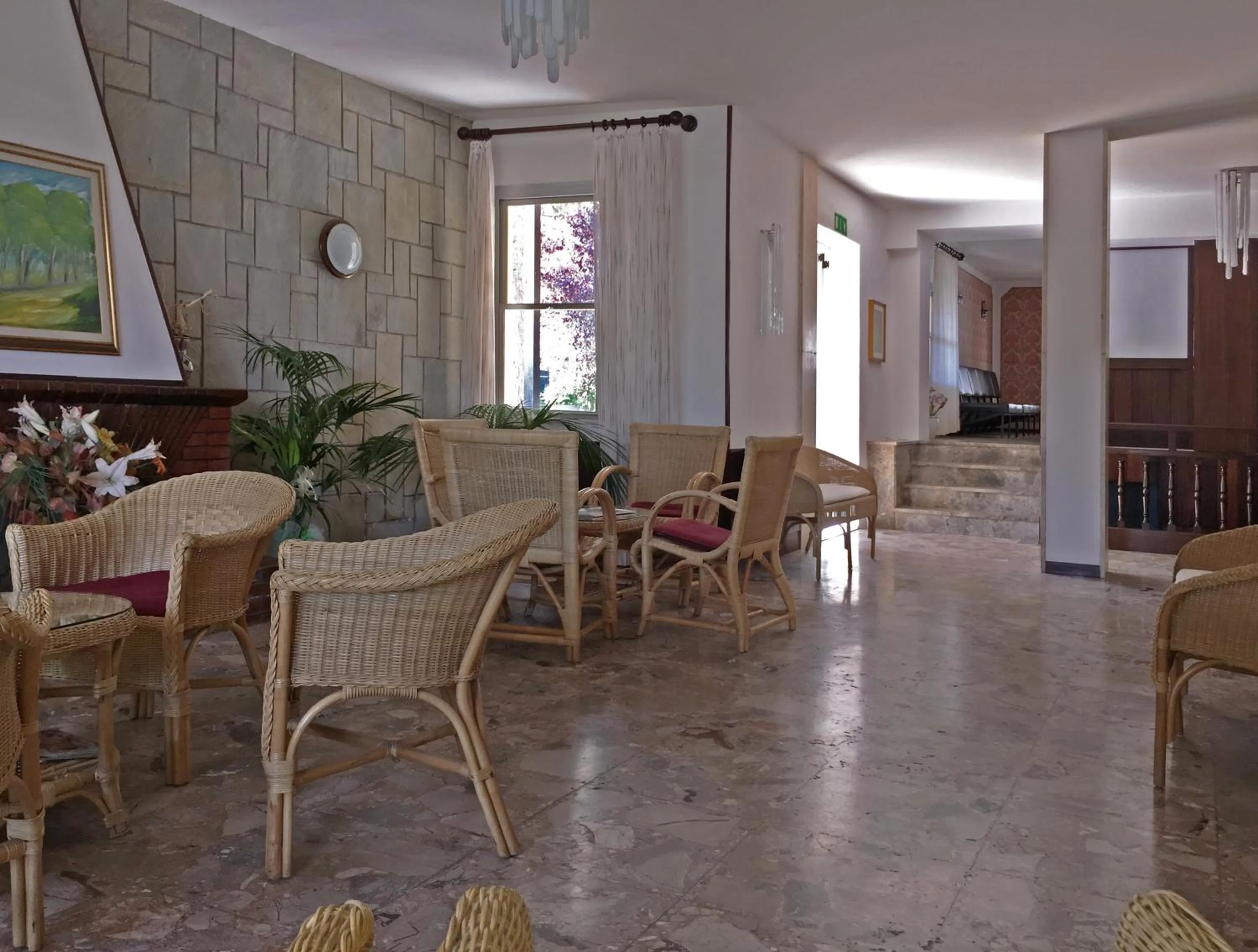 Communal lounge/ TV room in B&B Promenade Hotel Simple con Piscina