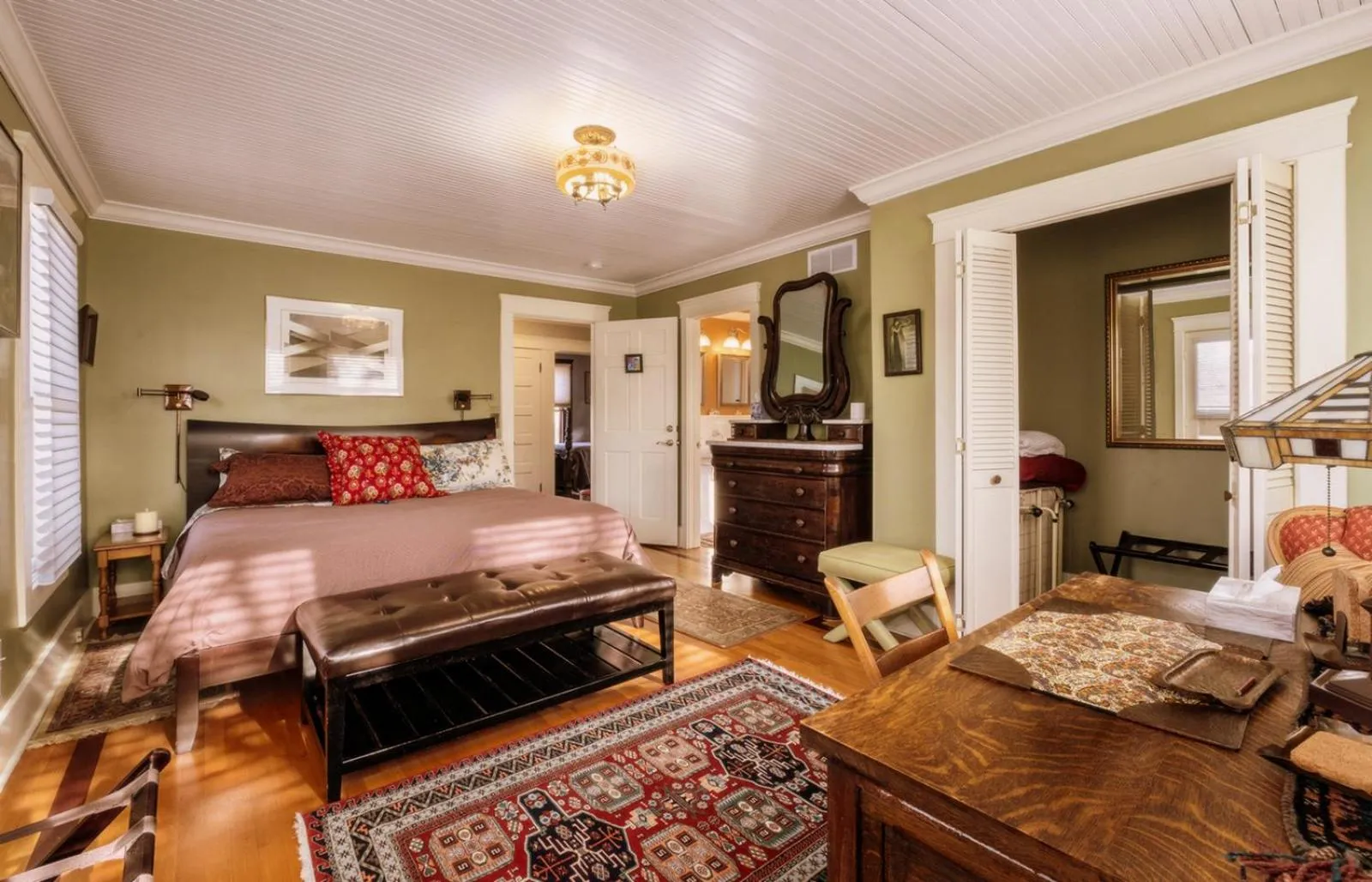 Bedroom, Bed in Burnt Toast Inn