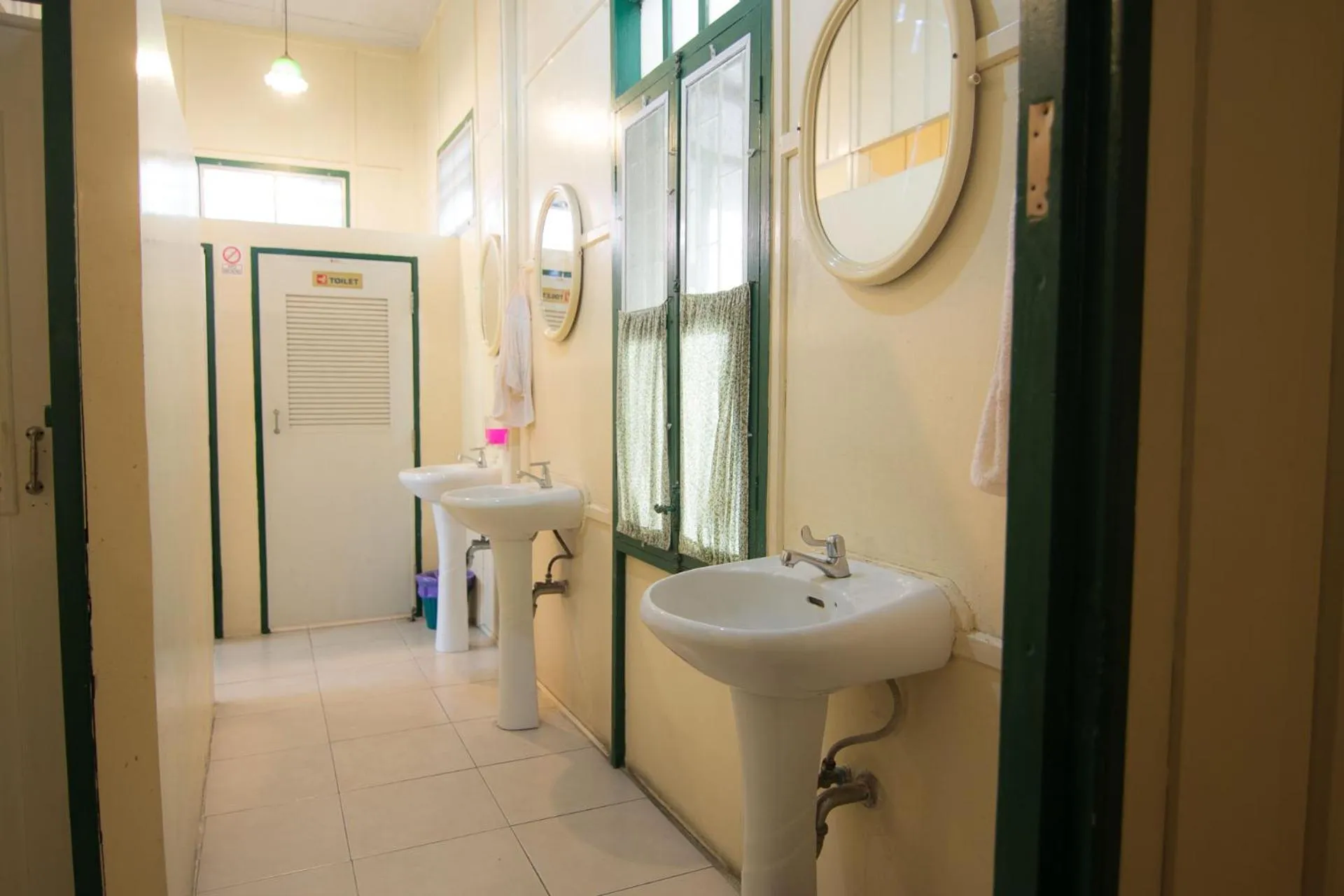 Bathroom in Samsen Sam Place