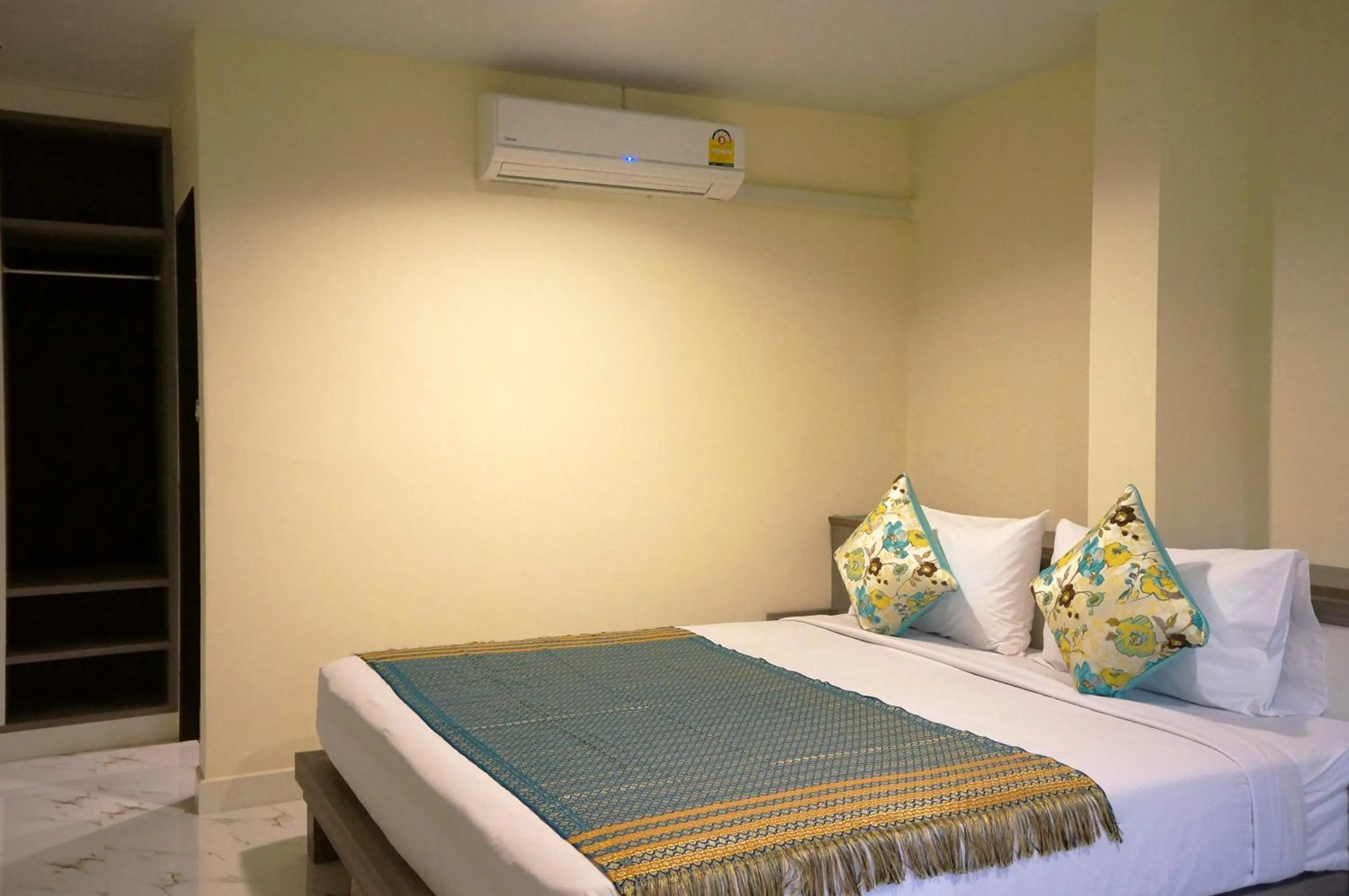 Bedroom, Bed in Samsen Sam Place