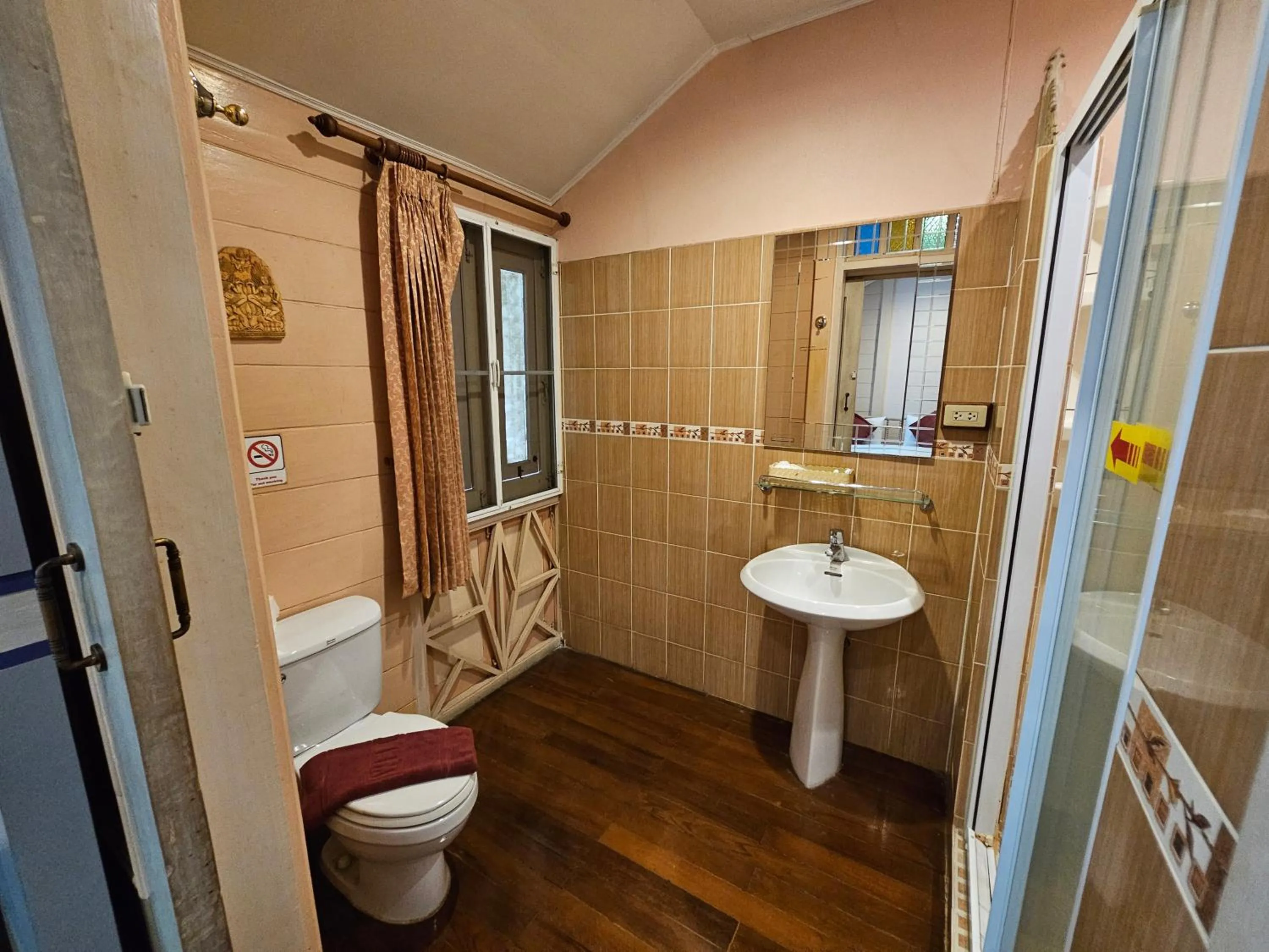 Toilet in Samsen Sam Place