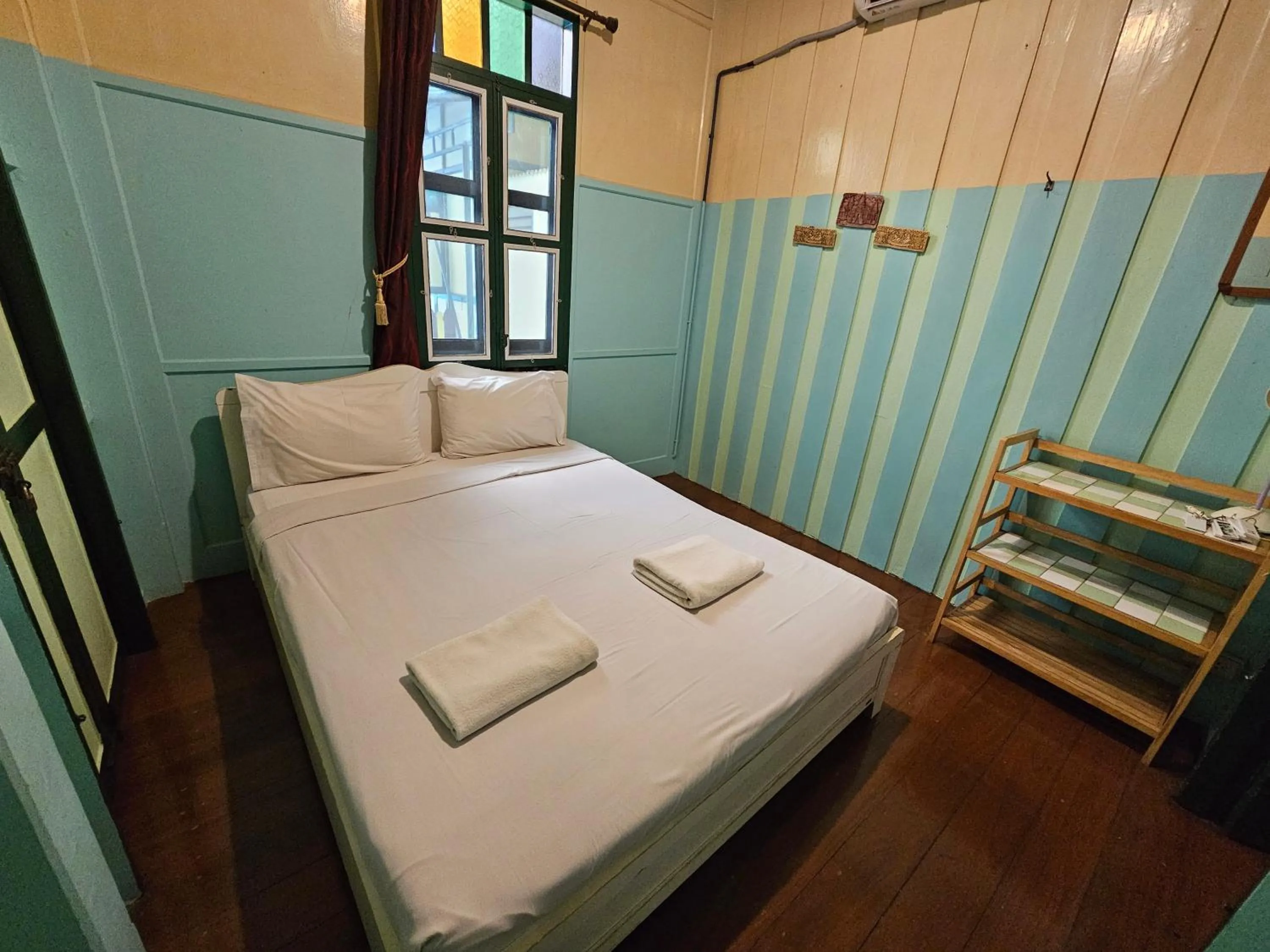 Bedroom, Bed in Samsen Sam Place