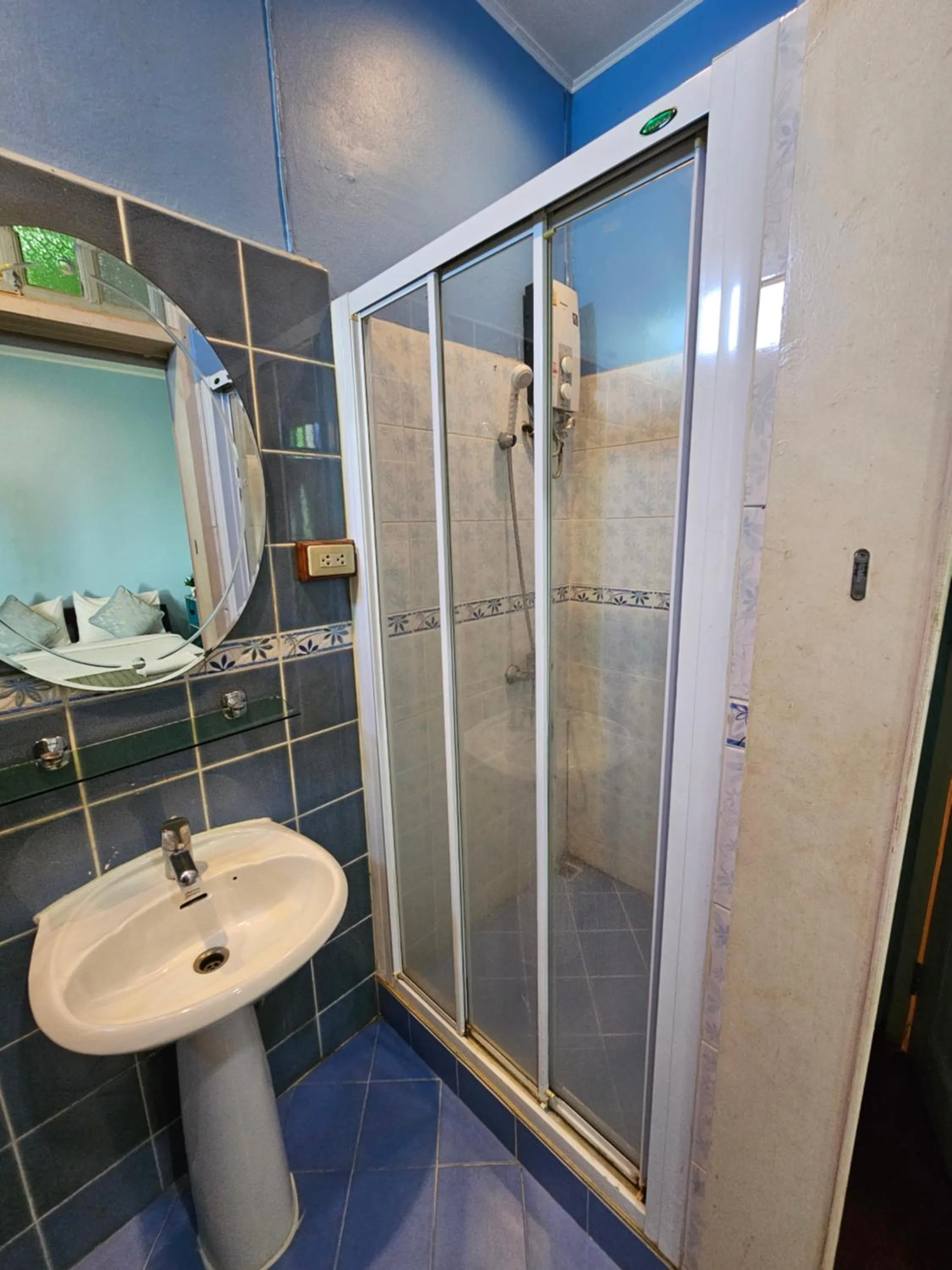 Shower in Samsen Sam Place