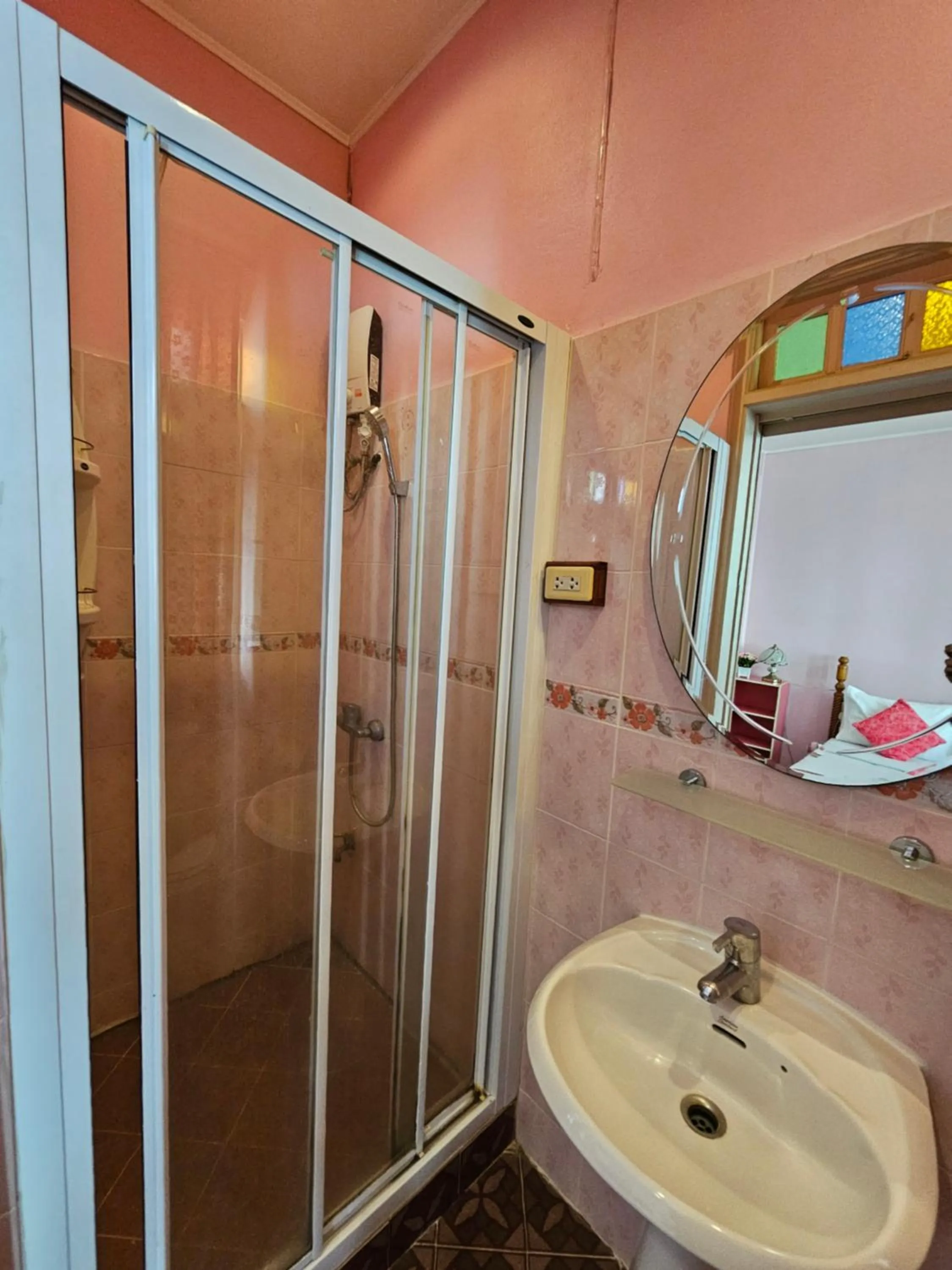 Shower in Samsen Sam Place