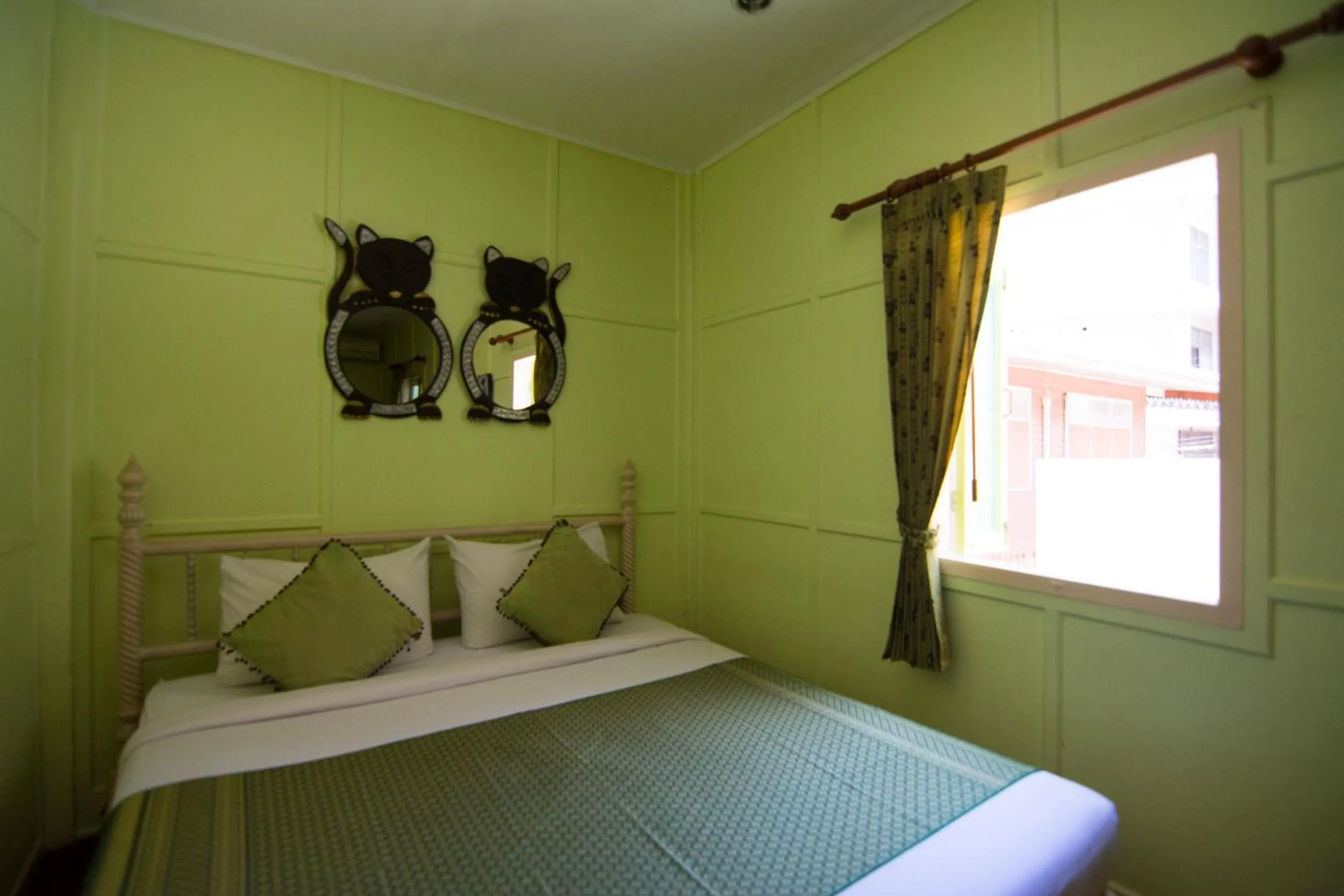 Bedroom, Bed in Samsen Sam Place