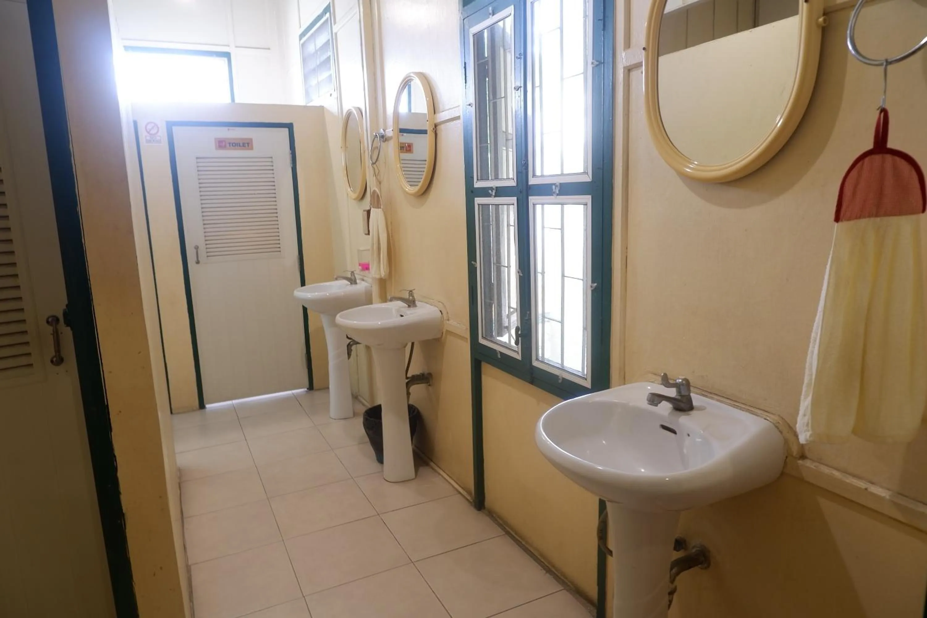 Shower in Samsen Sam Place