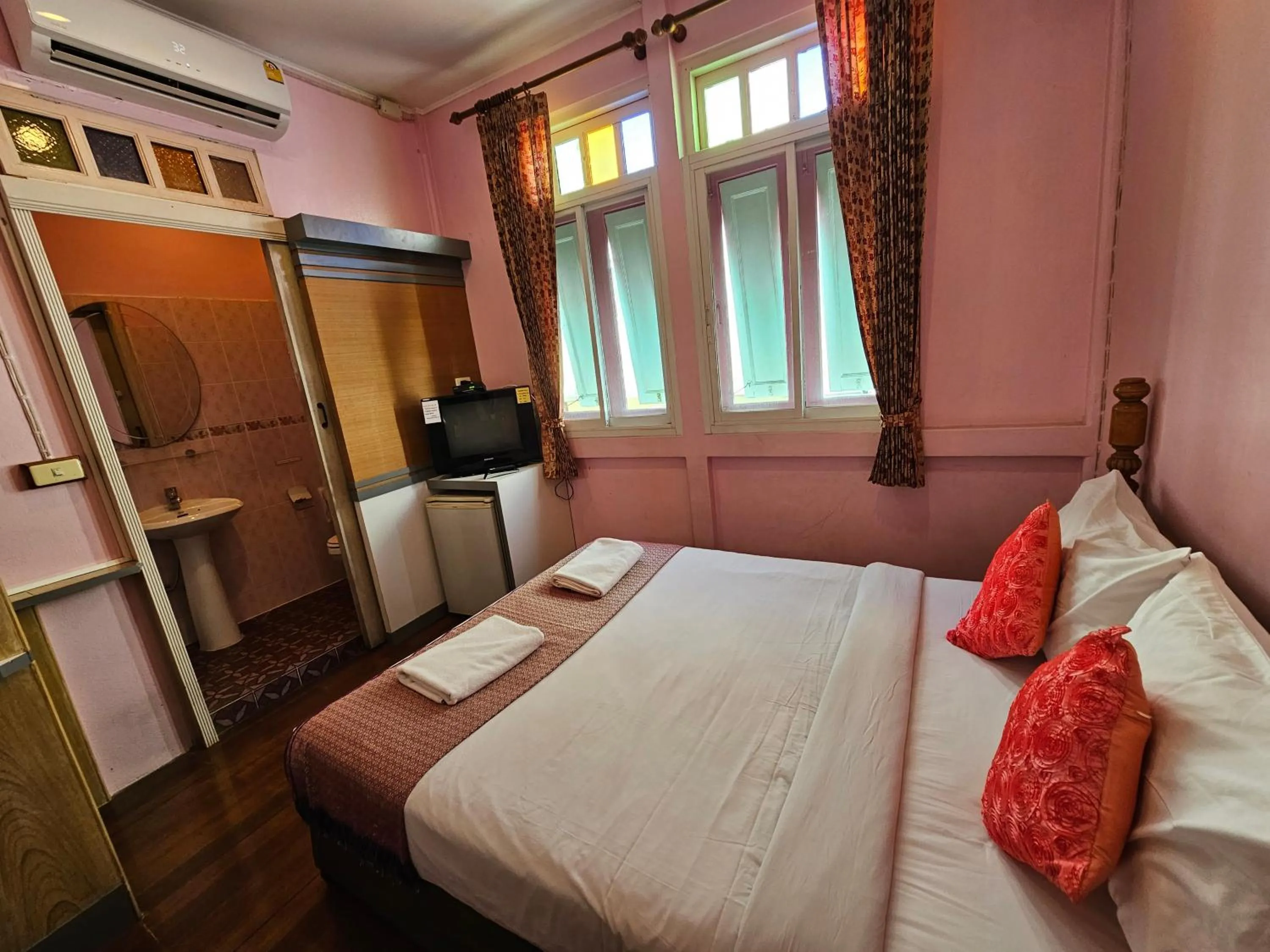 Bedroom, Bed in Samsen Sam Place