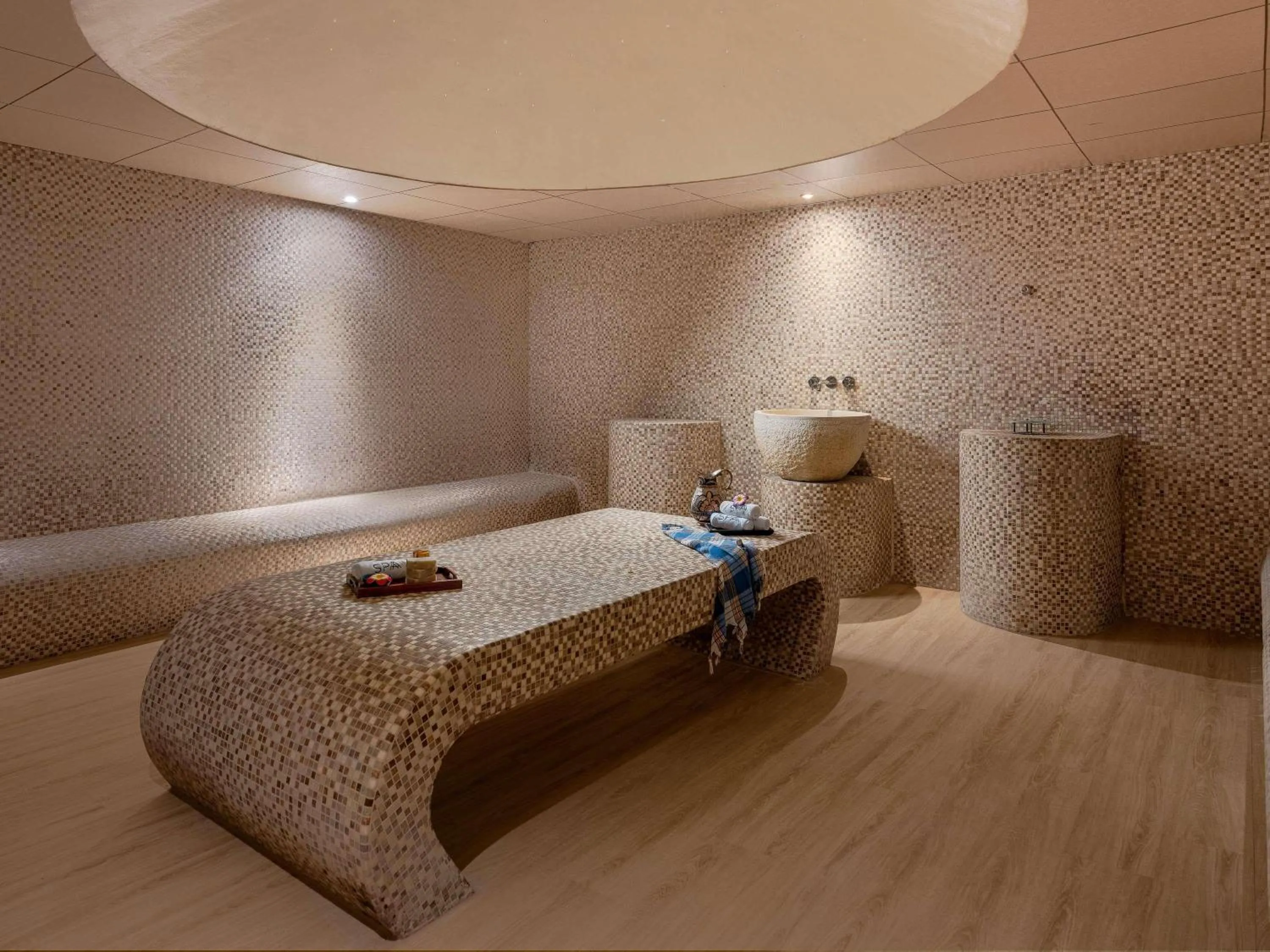 Spa and wellness centre/facilities, Bed in Sofitel Abu Dhabi Corniche