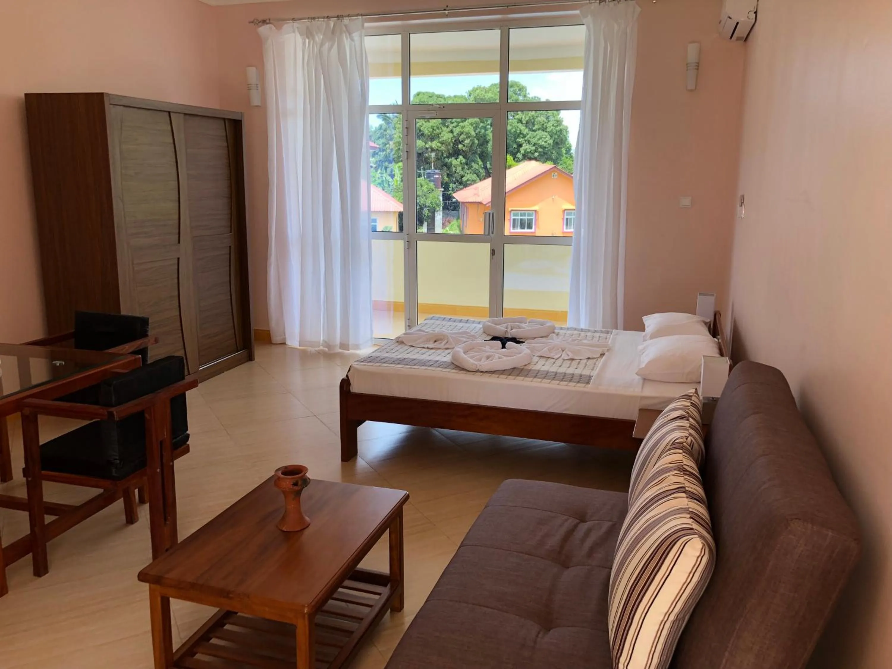 Photo of the whole room, Bed in Green Turaco