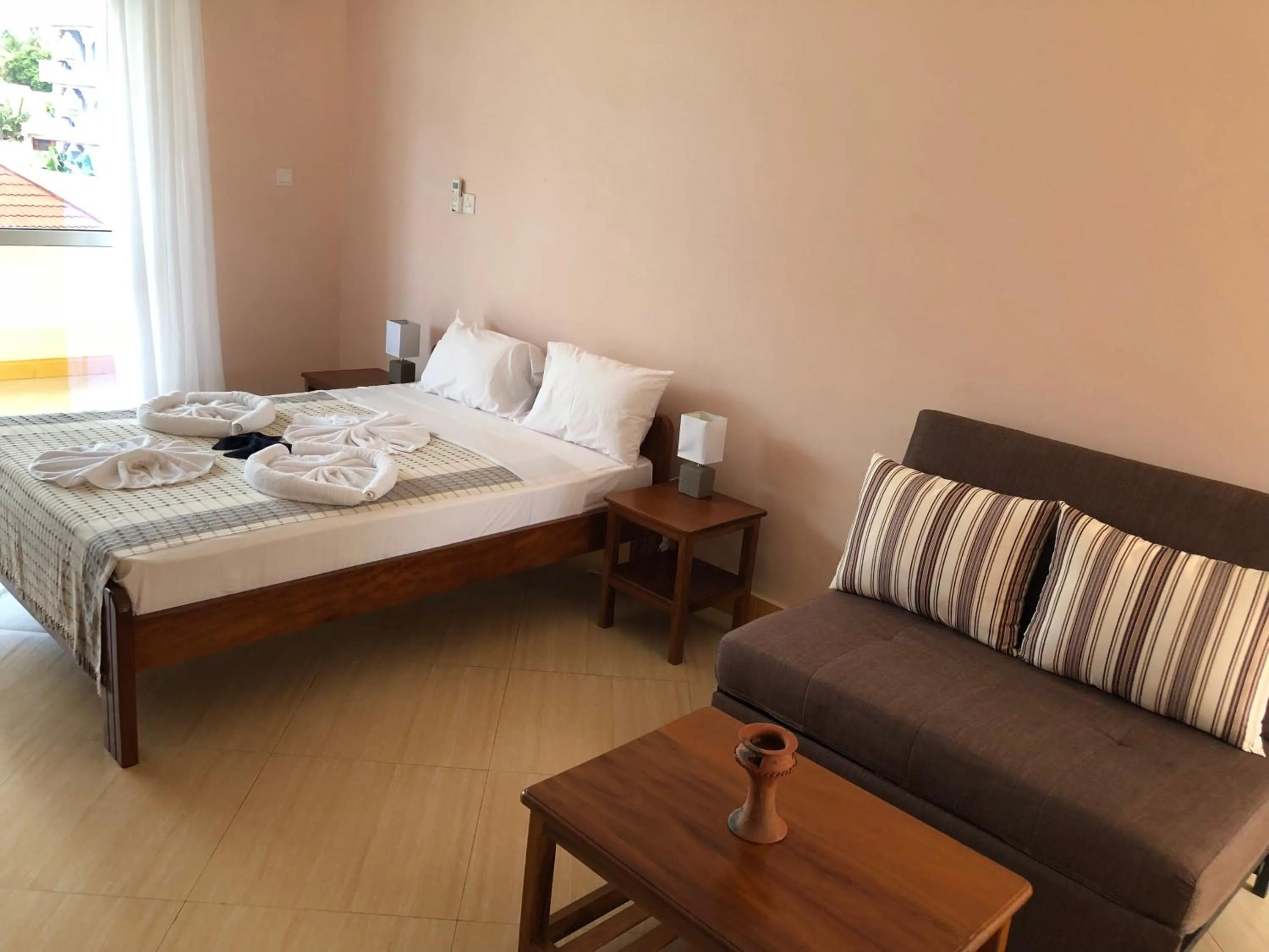 Photo of the whole room, Bed in Green Turaco