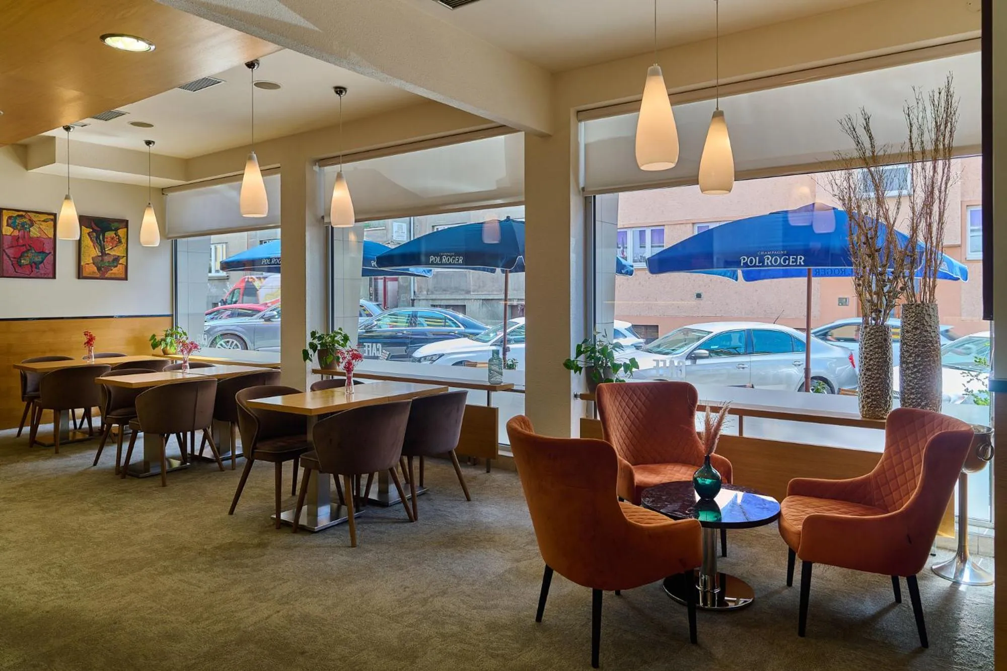 Restaurant/places to eat in Urpí­n City Residence