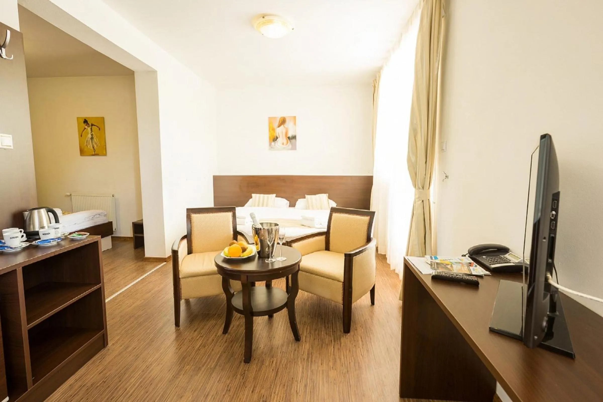 Photo of the whole room in Hotel Sun