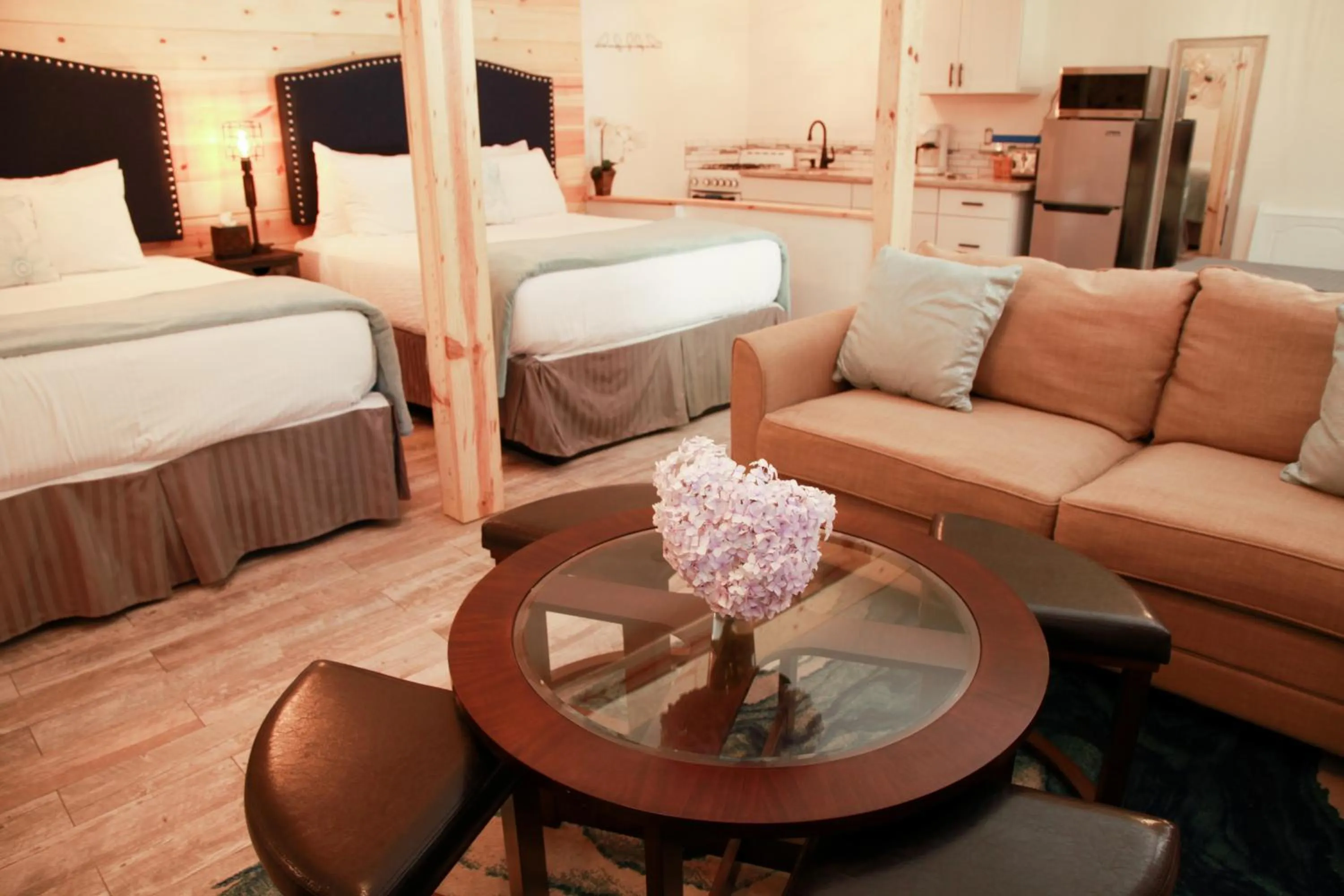 Seating area, Bed in Inn on the Russian River