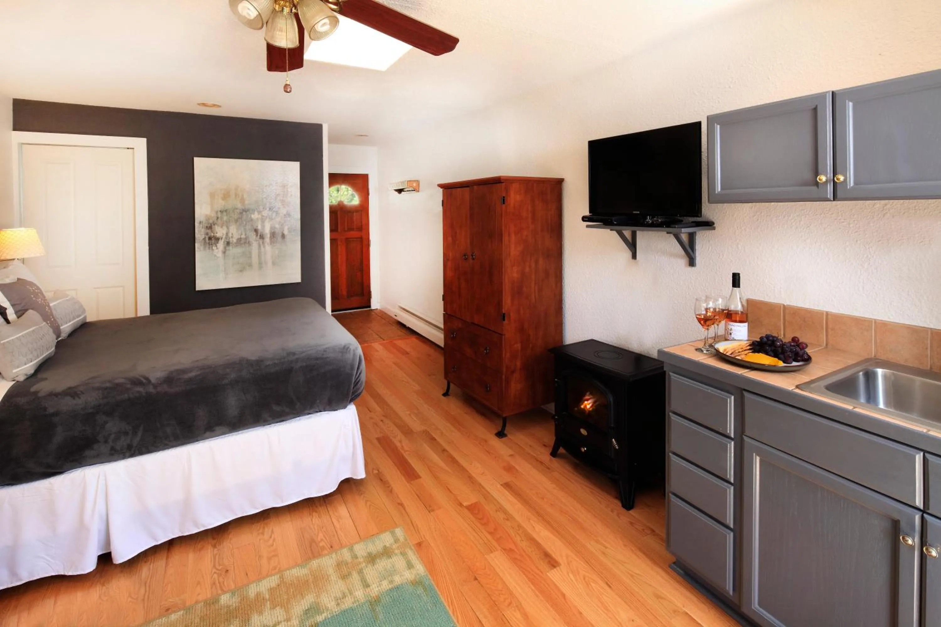 Photo of the whole room, Bed in Inn on the Russian River