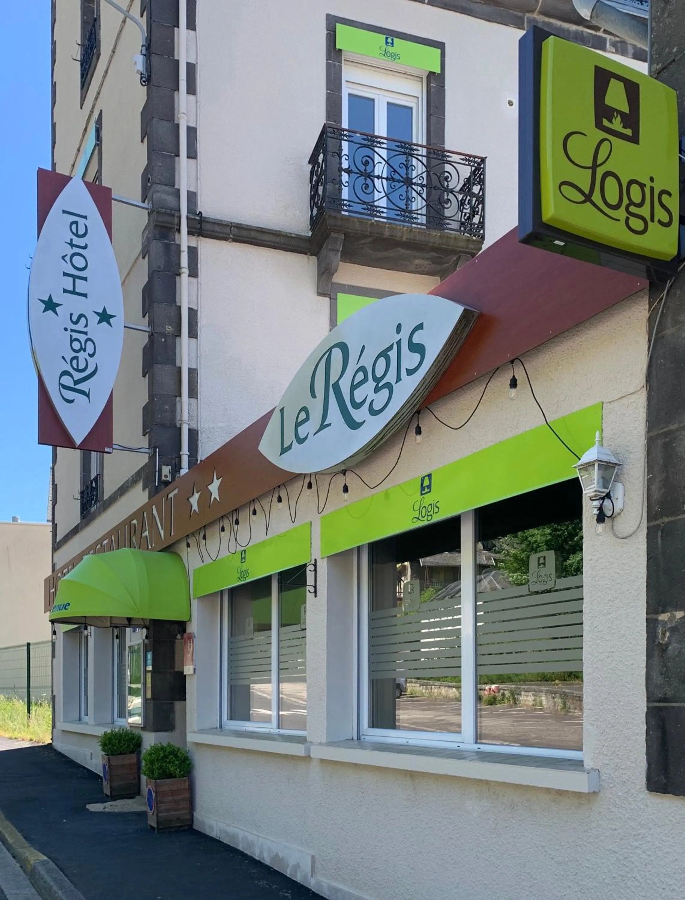 Facade/entrance in Logis Hôtel le Regis