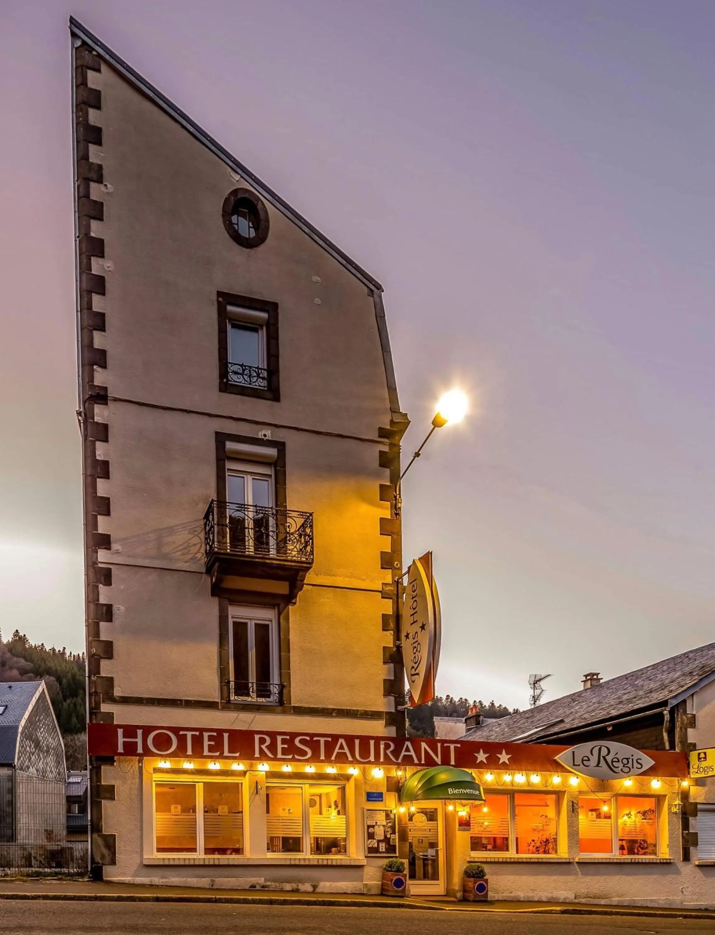 Property Building in Logis Hôtel le Regis