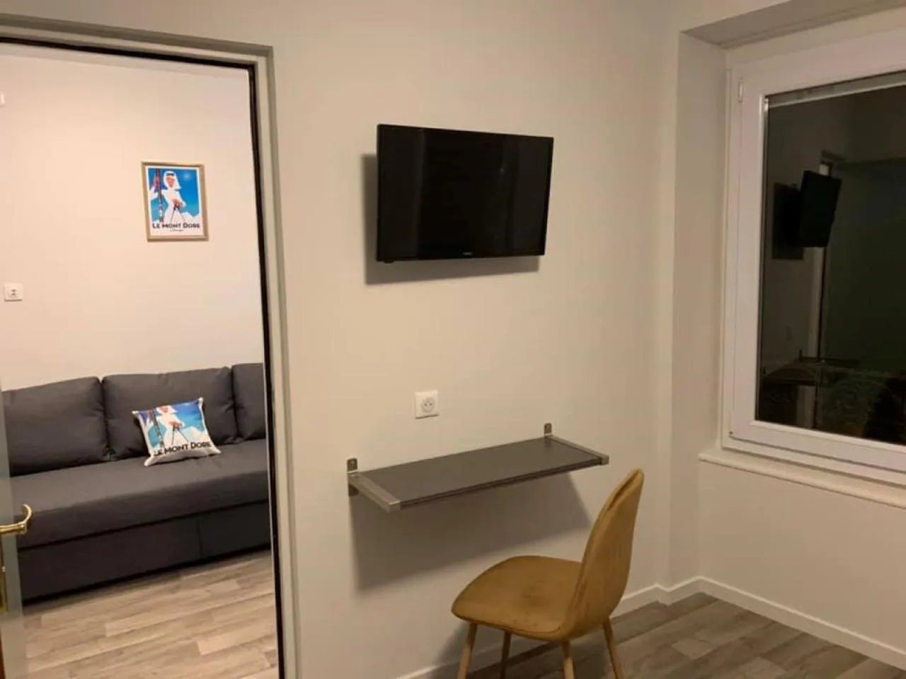 TV/Entertainment Center in Logis Hôtel le Regis