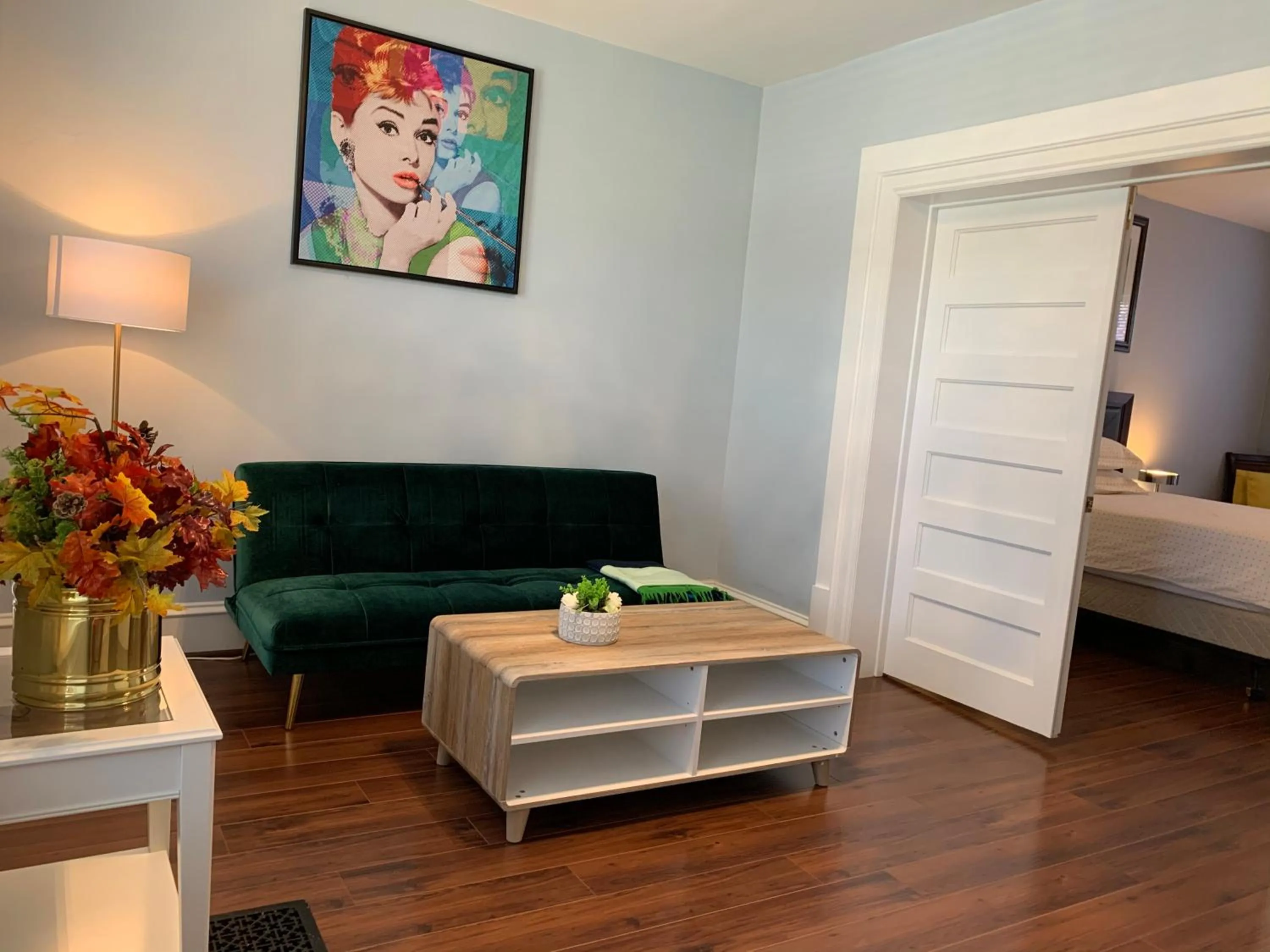 Photo of the whole room, Bed in Winnipeg Holiday