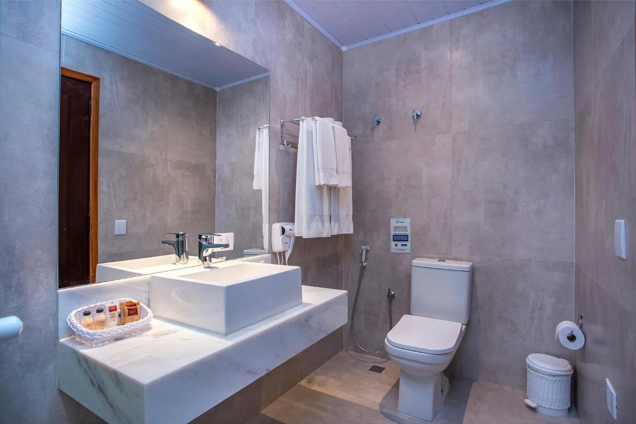 Bathroom in Barra do Piuva Porto Hotel