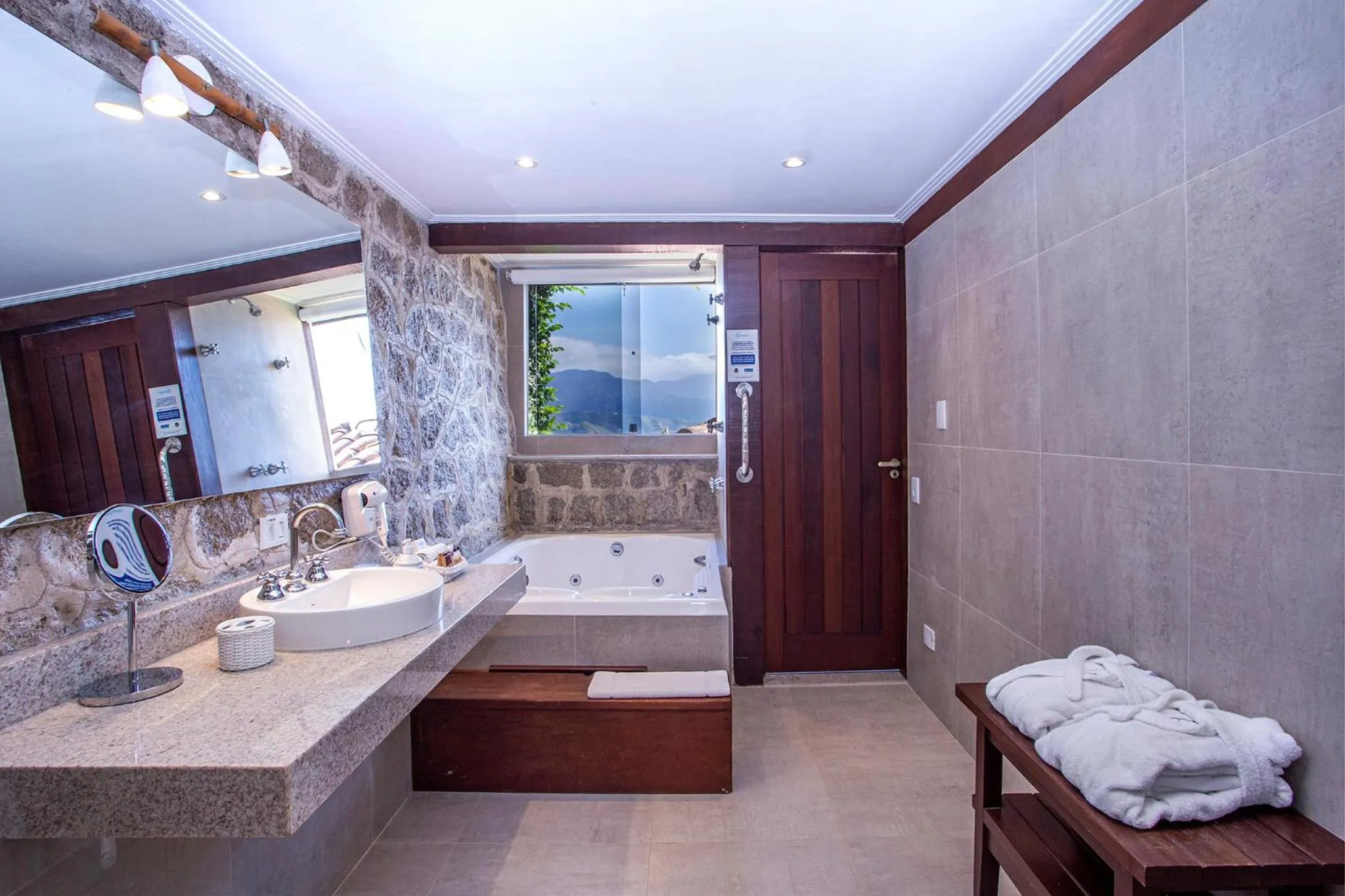 Bathroom in Barra do Piuva Porto Hotel