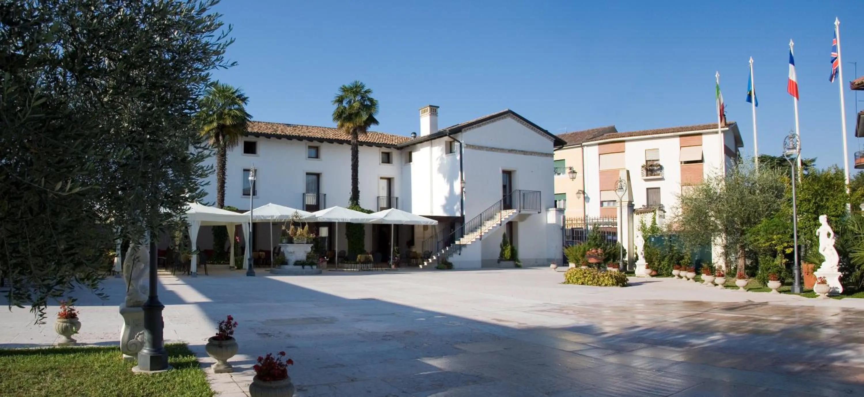 Property building in Hotel In Sylvis