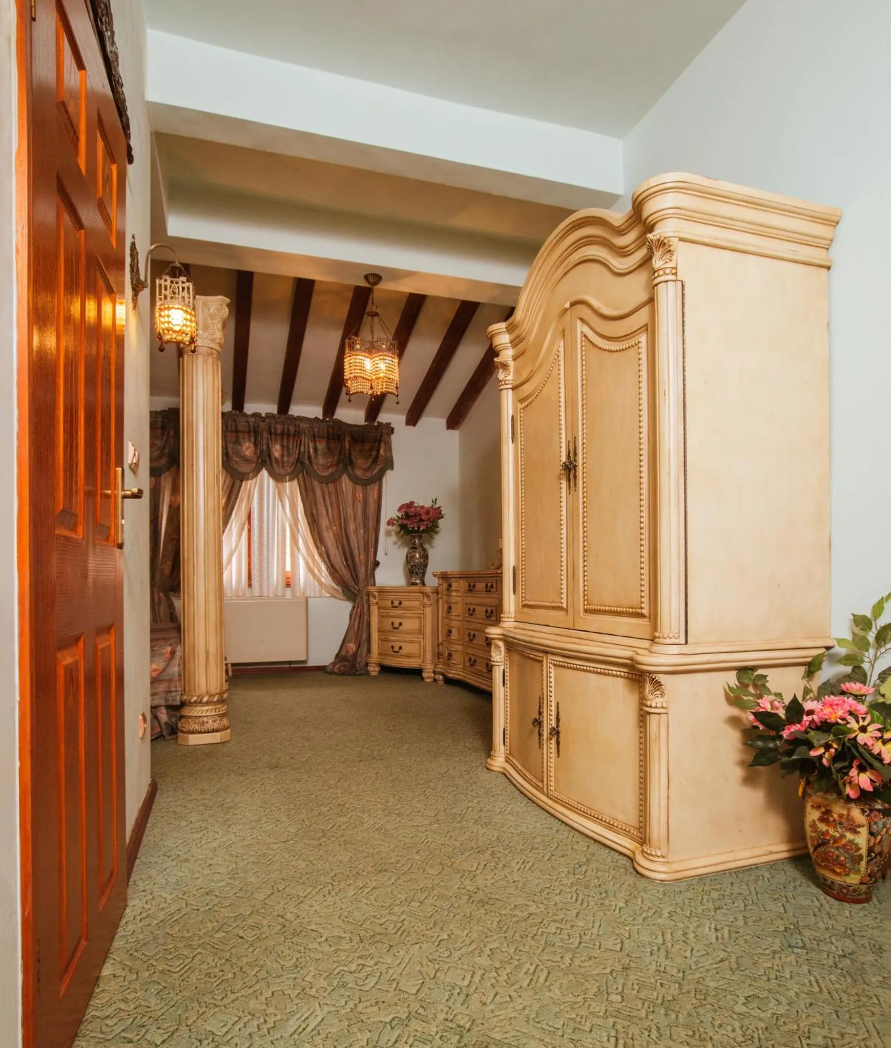 Photo of the whole room in Dallas Residence