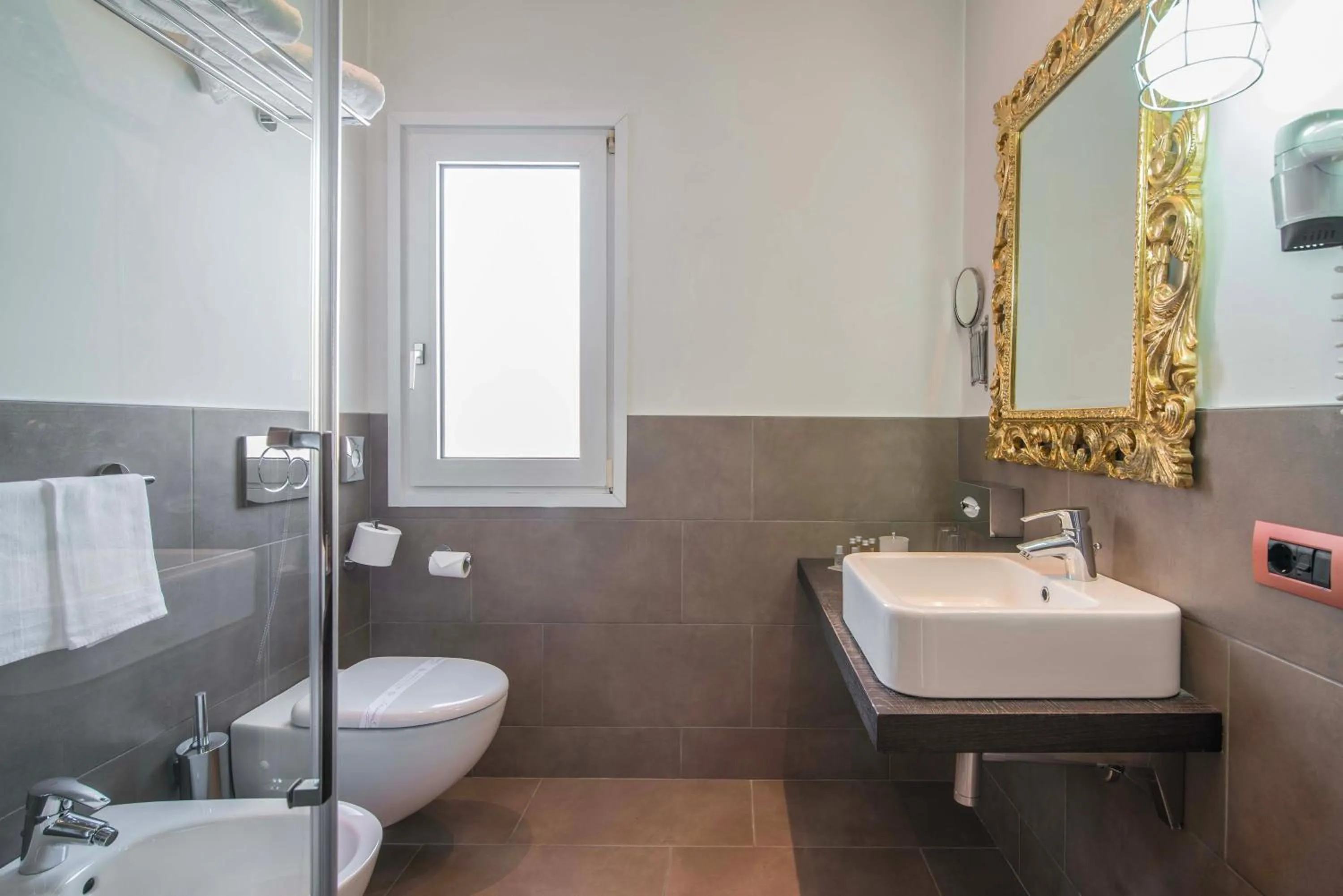 Shower in Terme Preistoriche Resort & Spa