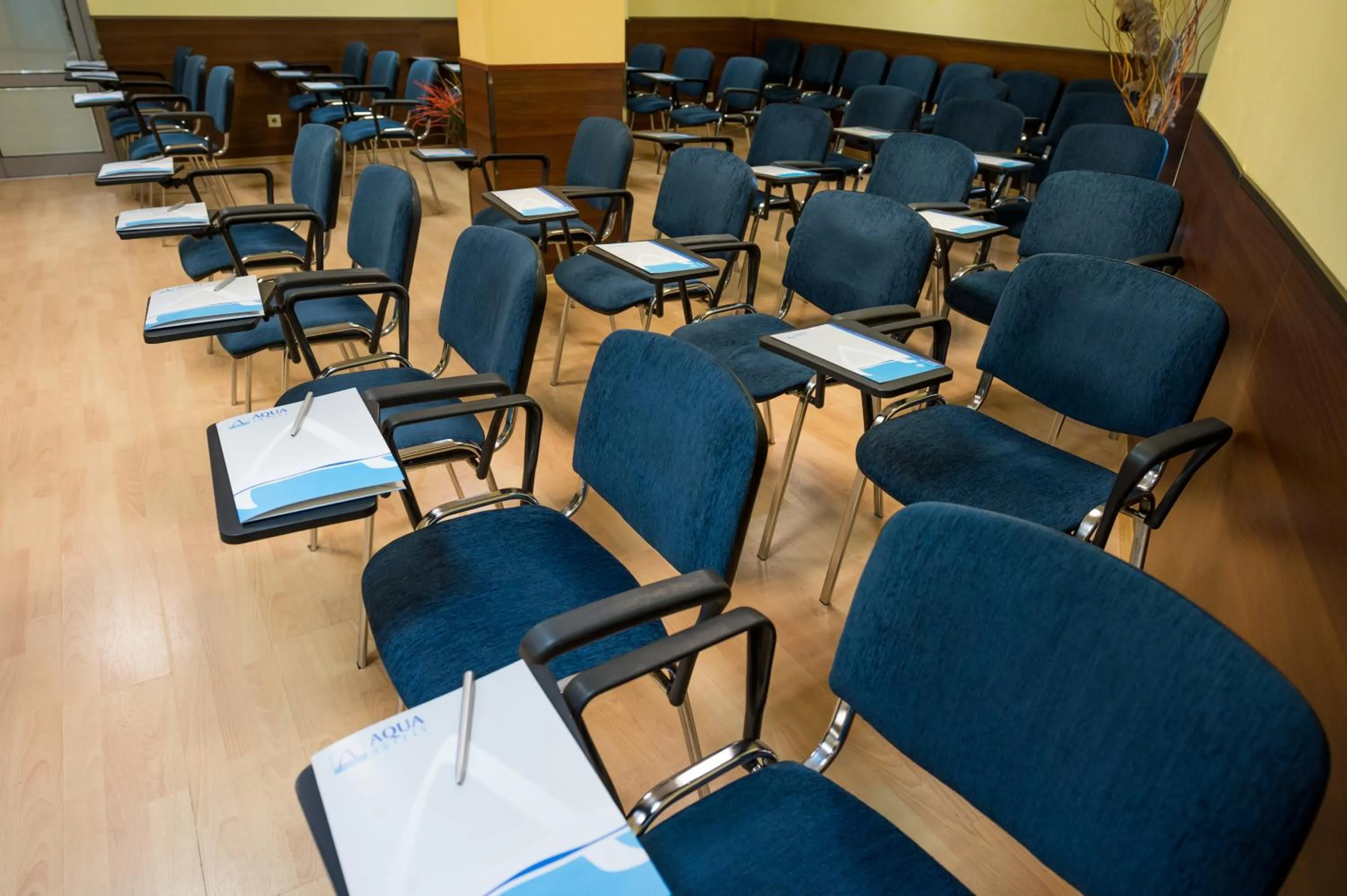 Business facilities in Aqua Hotel