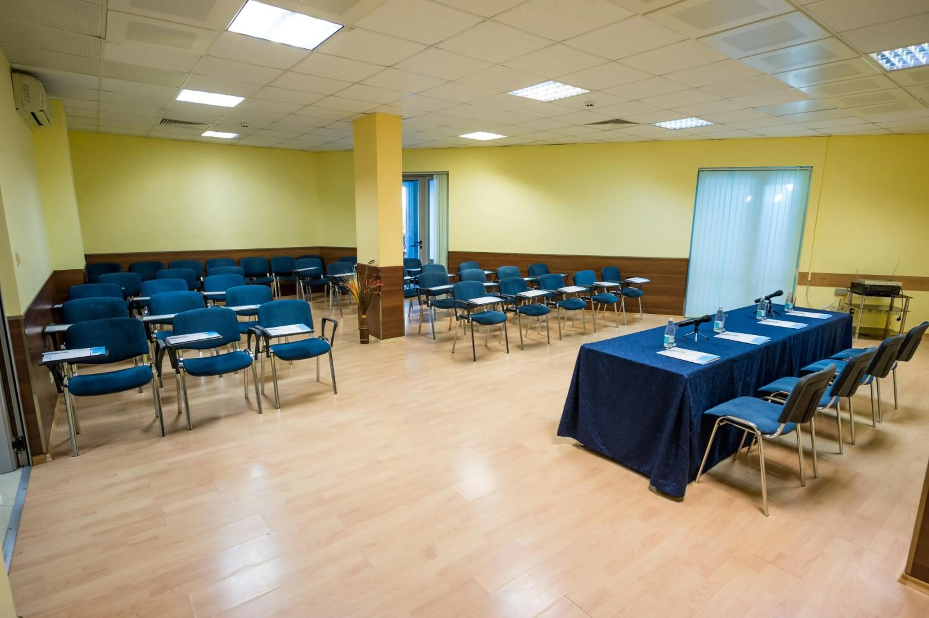 Business facilities in Aqua Hotel