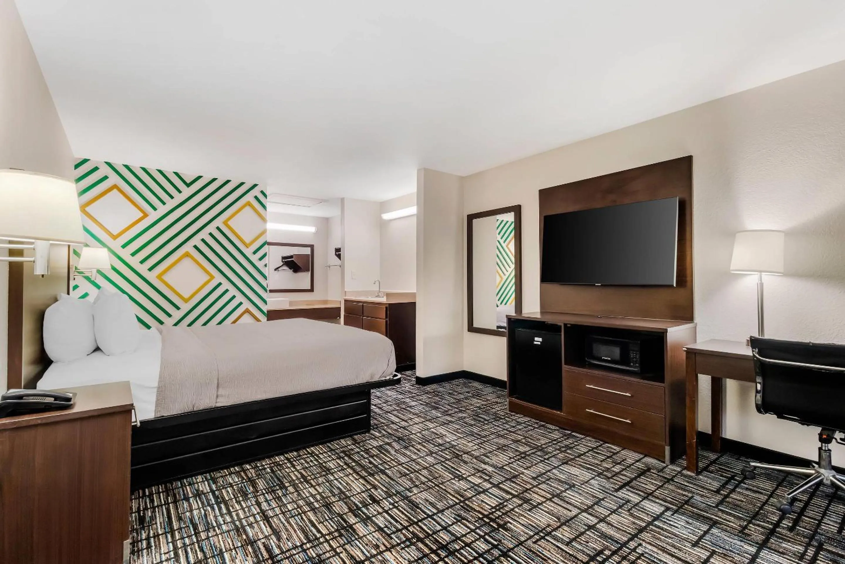 Bedroom, Bed in Quality Inn & Suites I-10 near Fiesta Texas