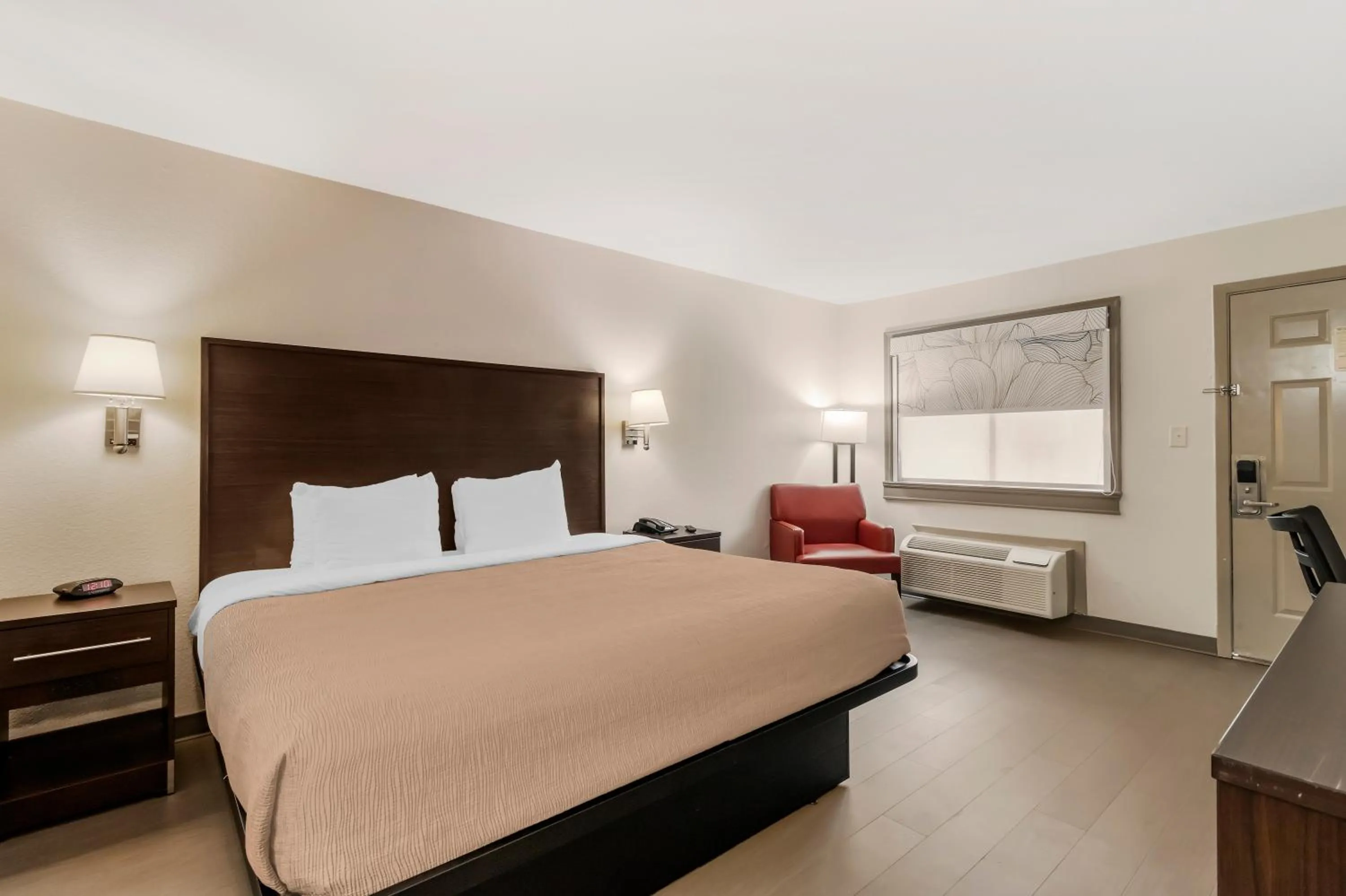 Bed in Quality Inn & Suites I-10 near Fiesta Texas