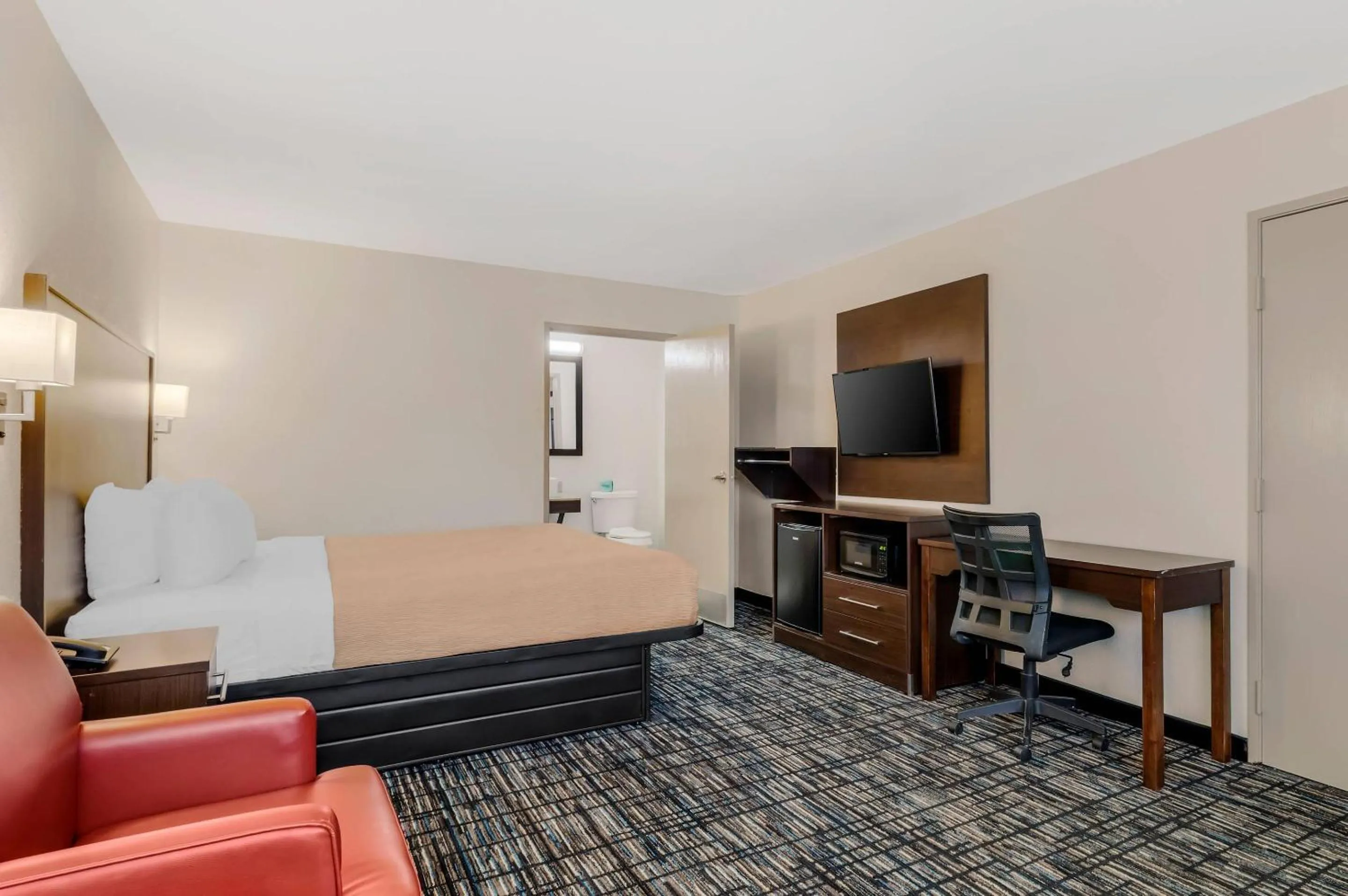 Bedroom, Bed in Quality Inn & Suites I-10 near Fiesta Texas