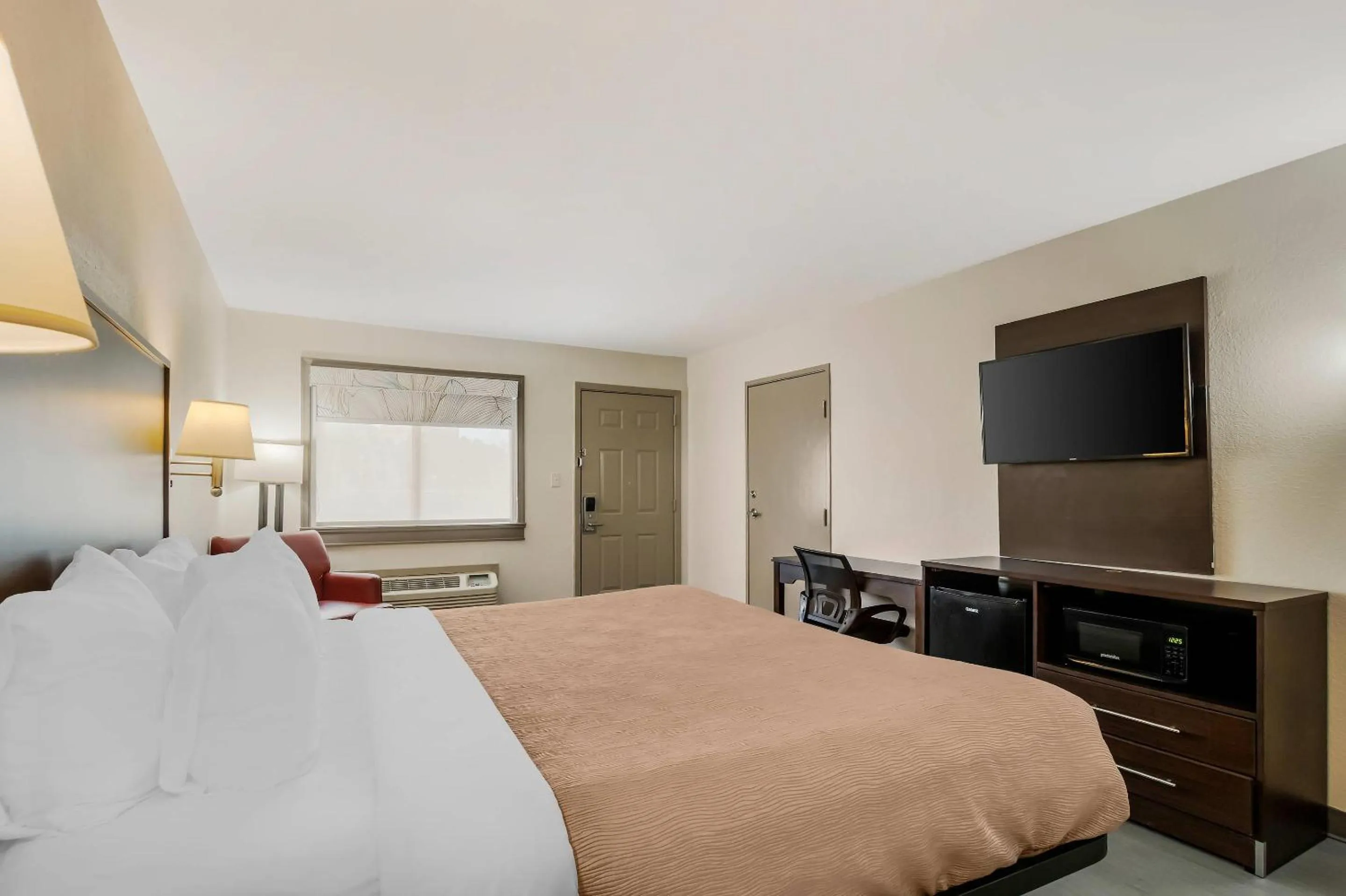 Bedroom, Bed in Quality Inn & Suites I-10 near Fiesta Texas