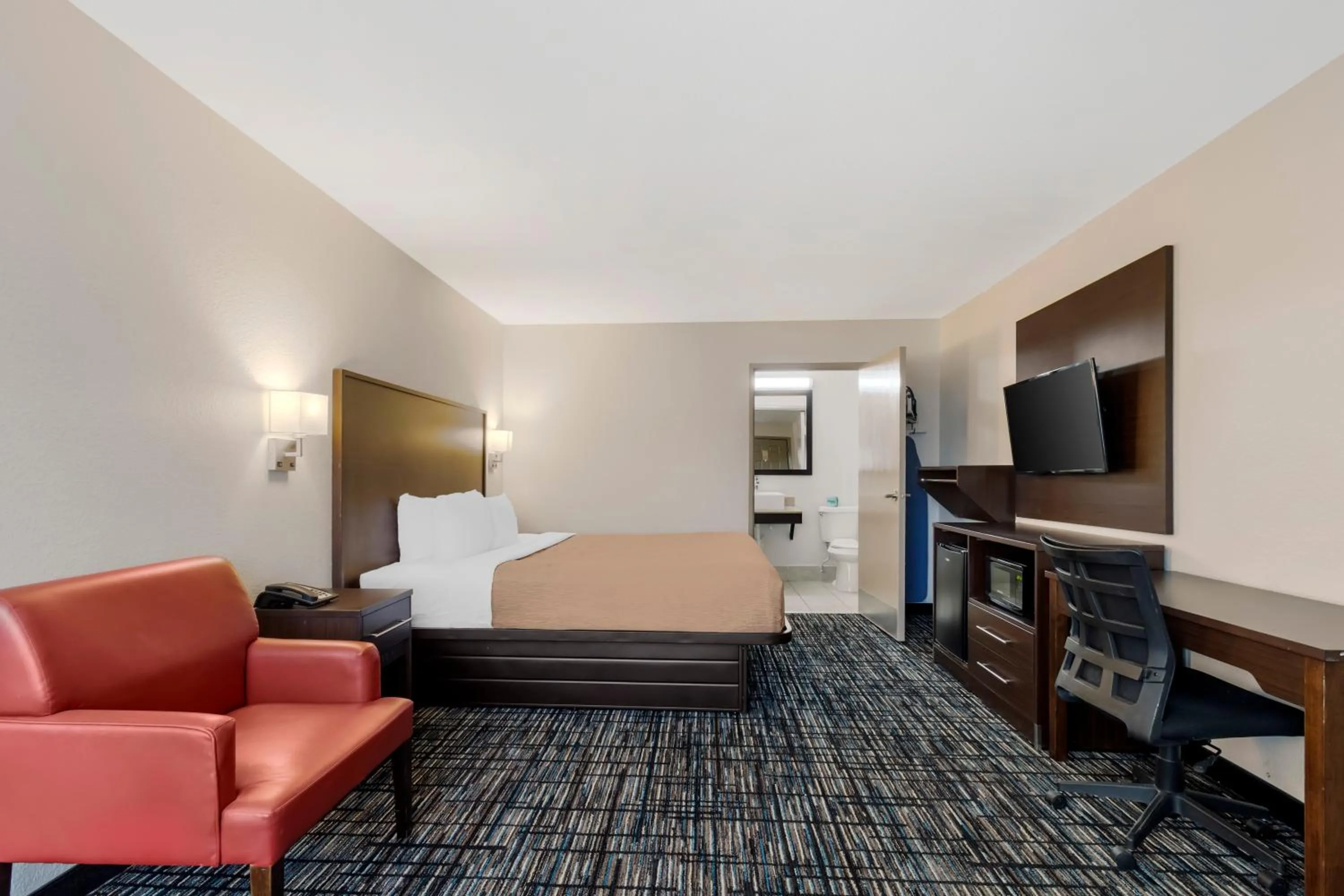 Bed in Quality Inn & Suites I-10 near Fiesta Texas