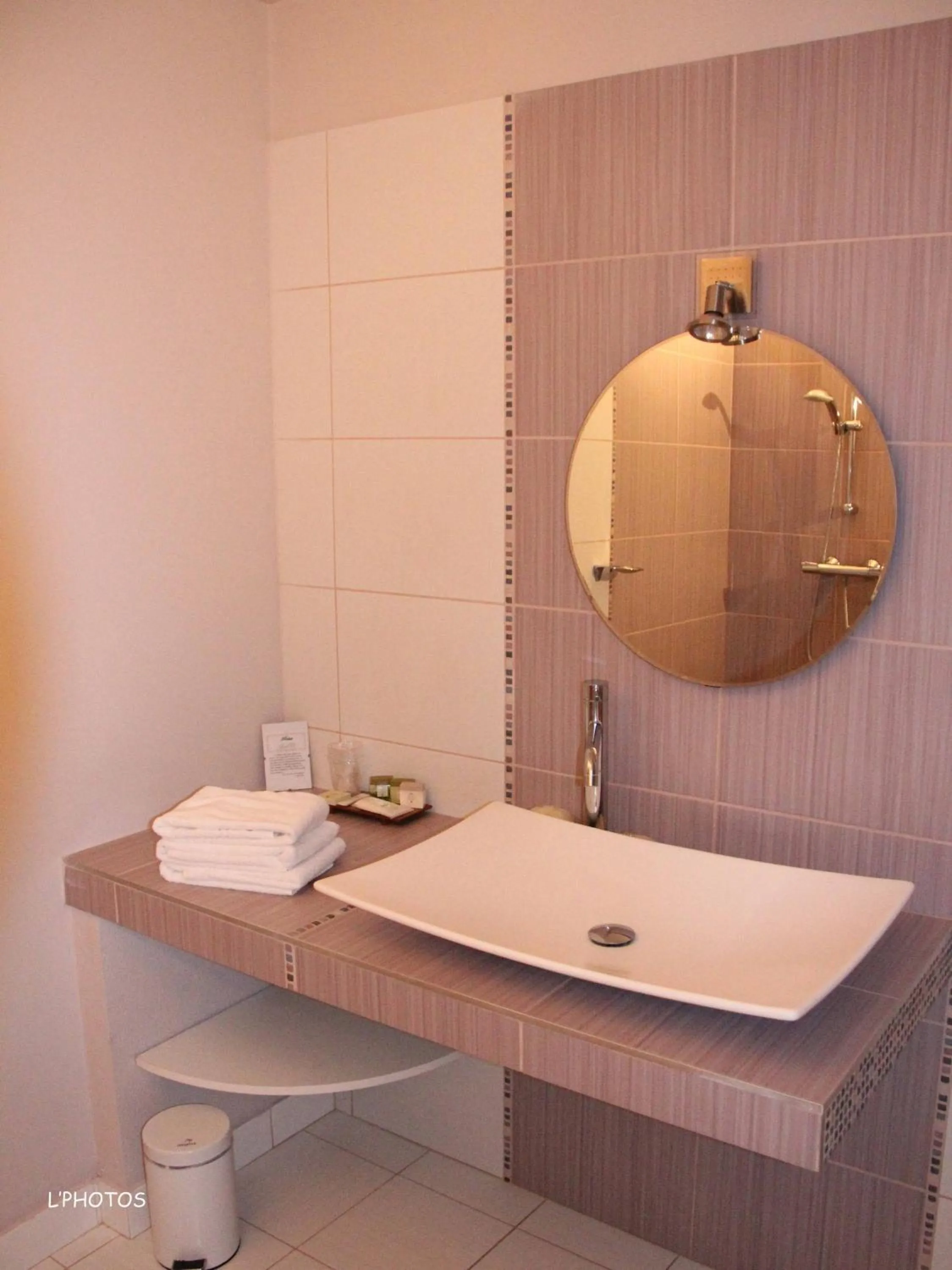 Bathroom in Logis Hôtel Le Relais Louis XI