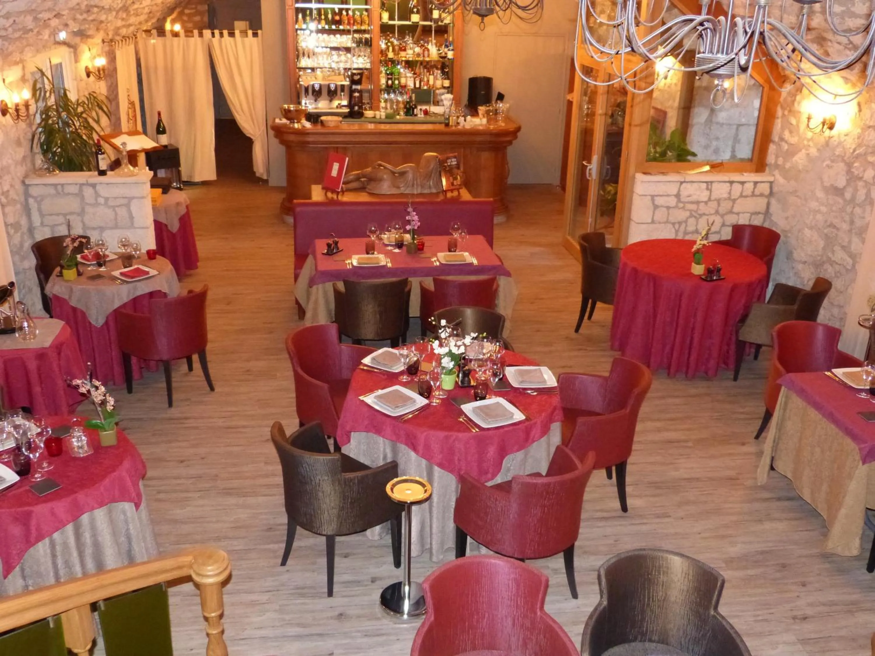 Restaurant/places to eat in Logis Hôtel Le Relais Louis XI