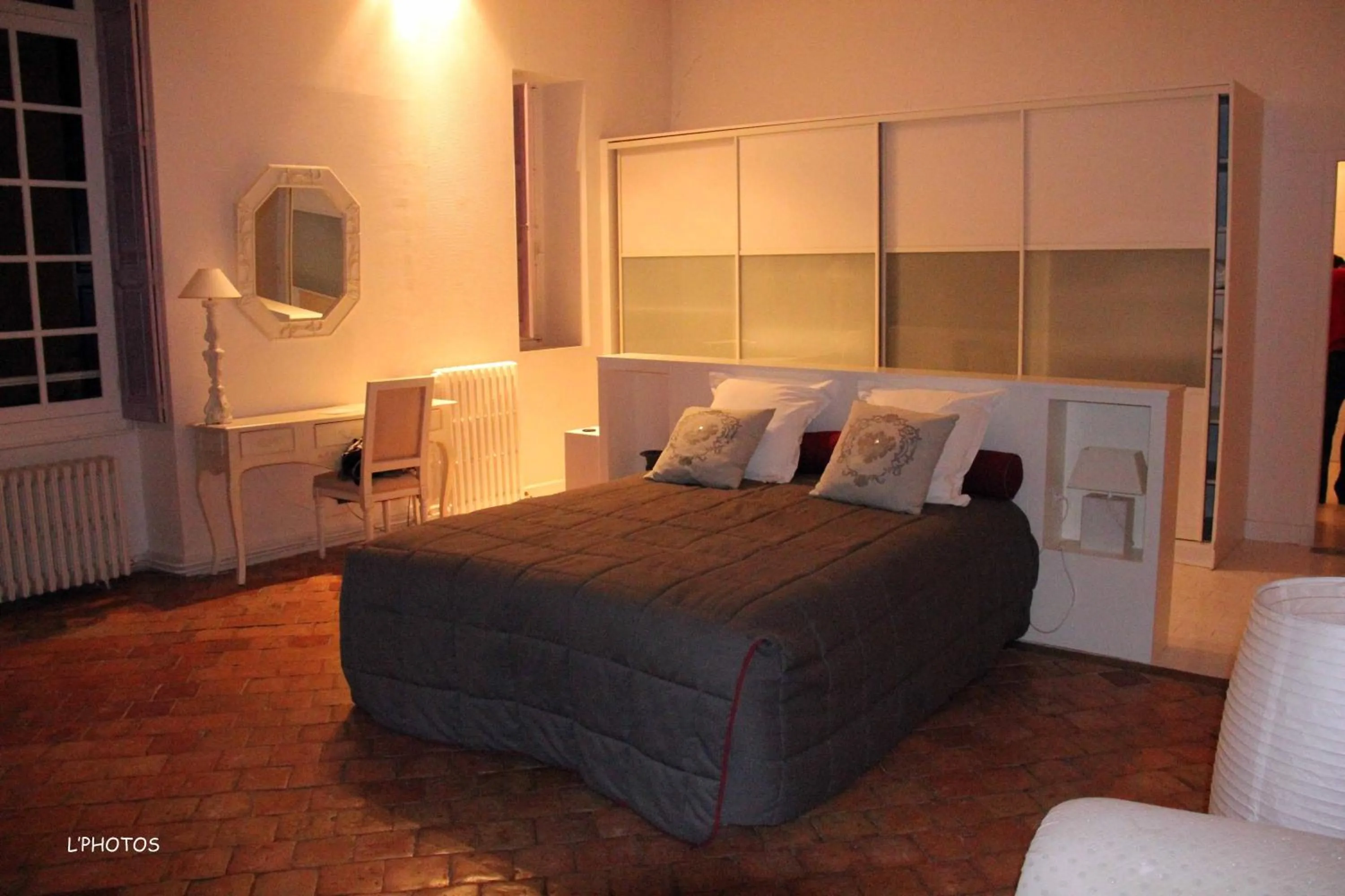 Bed in Logis Hôtel Le Relais Louis XI