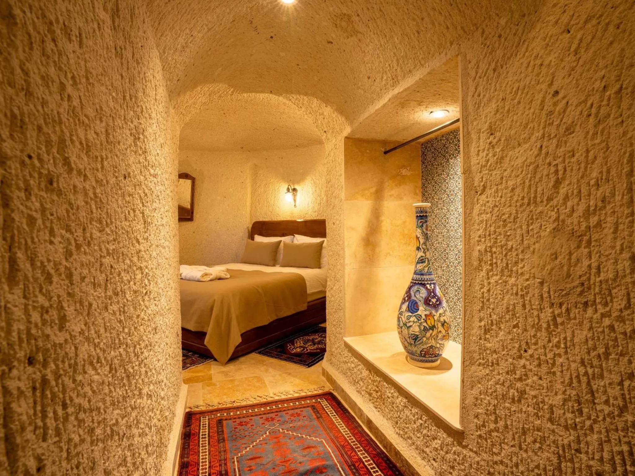 Bedroom, Bed in Tulip Cave Suites