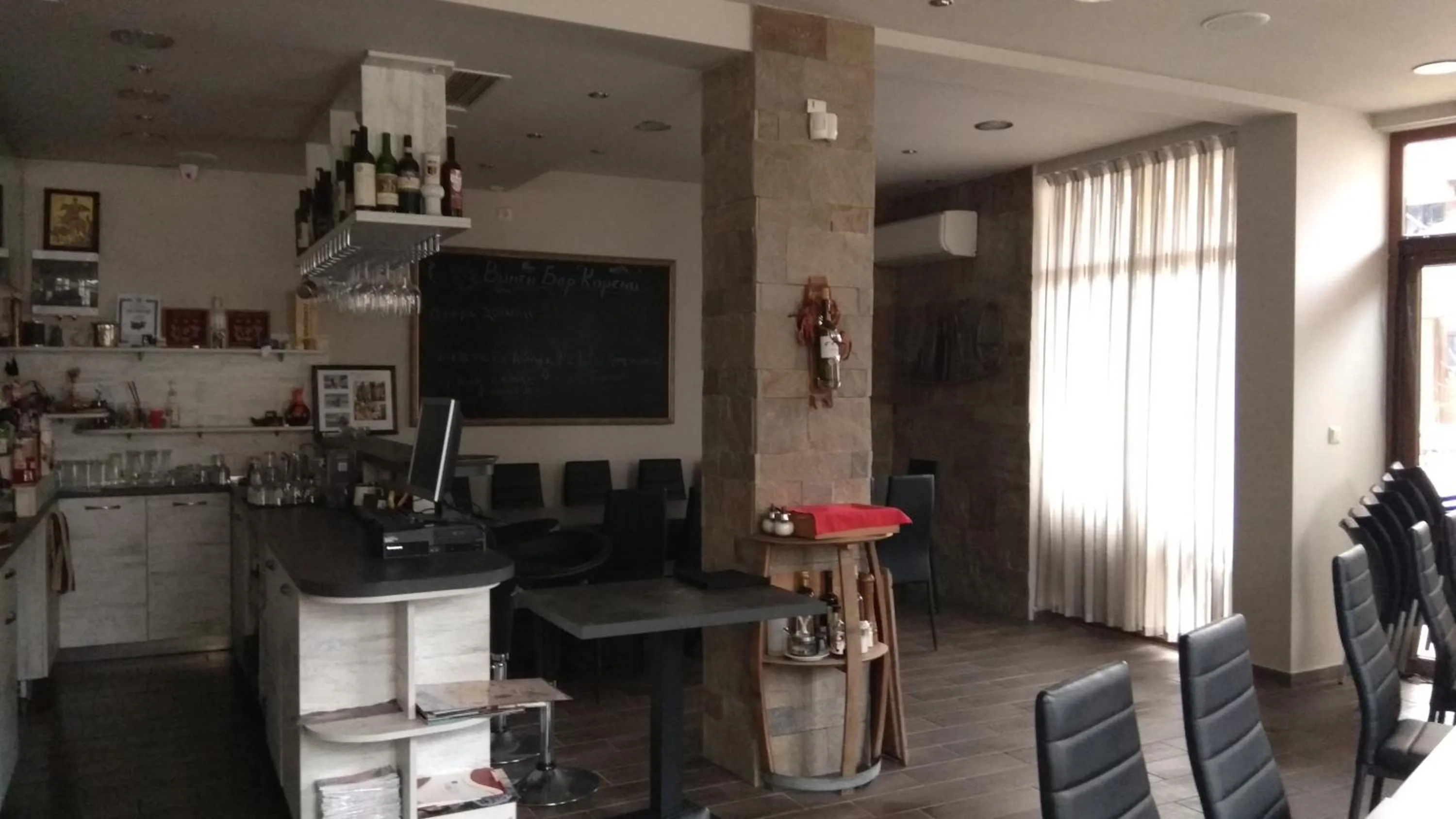 Restaurant/places to eat in Roots Hotel and Wine Bar