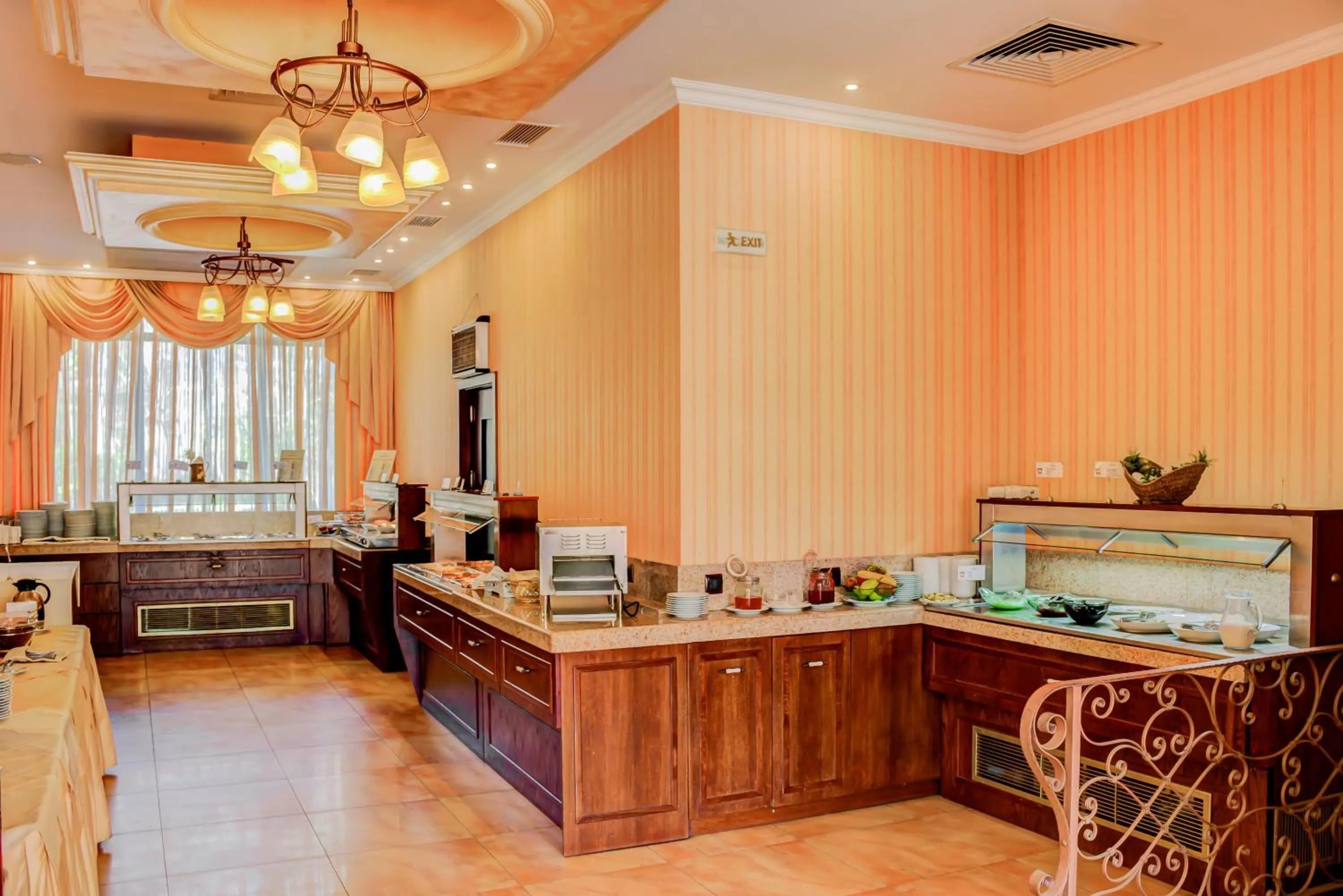 Restaurant/places to eat in Romance Hotel and Family Suites