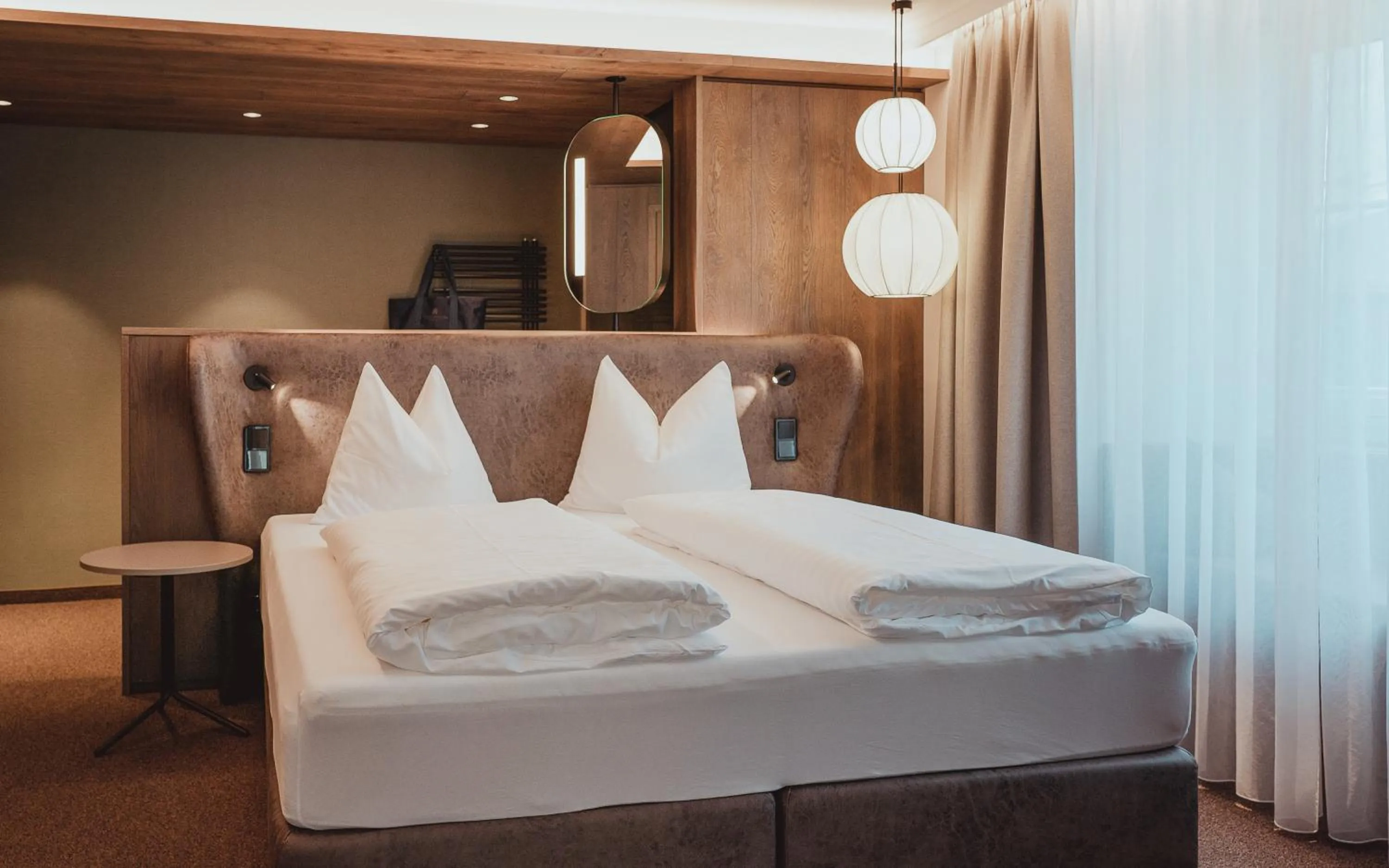 Bed in Österreichischer Hof-im Bademantel direkt in die Alpentherme
