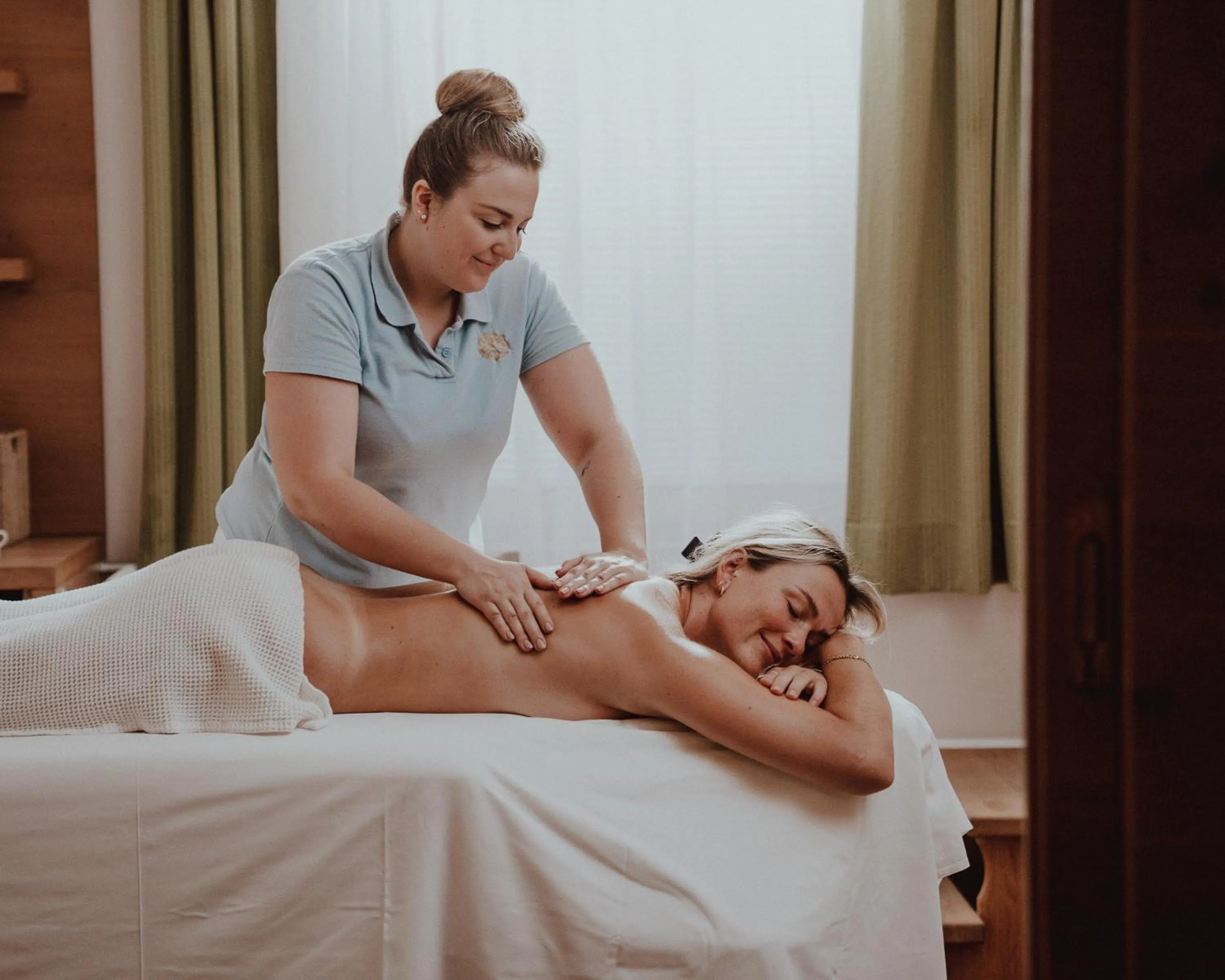 Massage in Österreichischer Hof-im Bademantel direkt in die Alpentherme