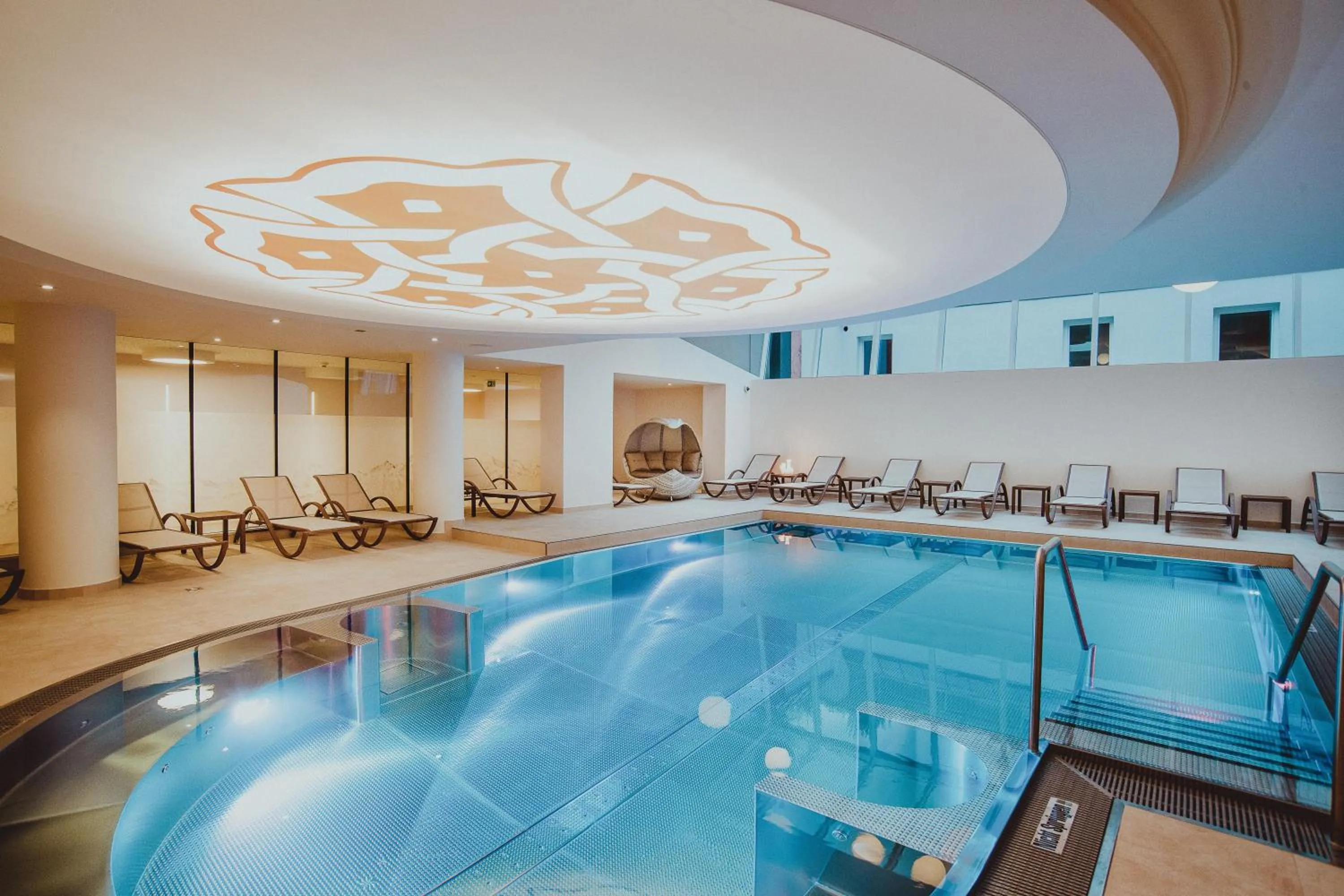 Pool view in Österreichischer Hof-im Bademantel direkt in die Alpentherme