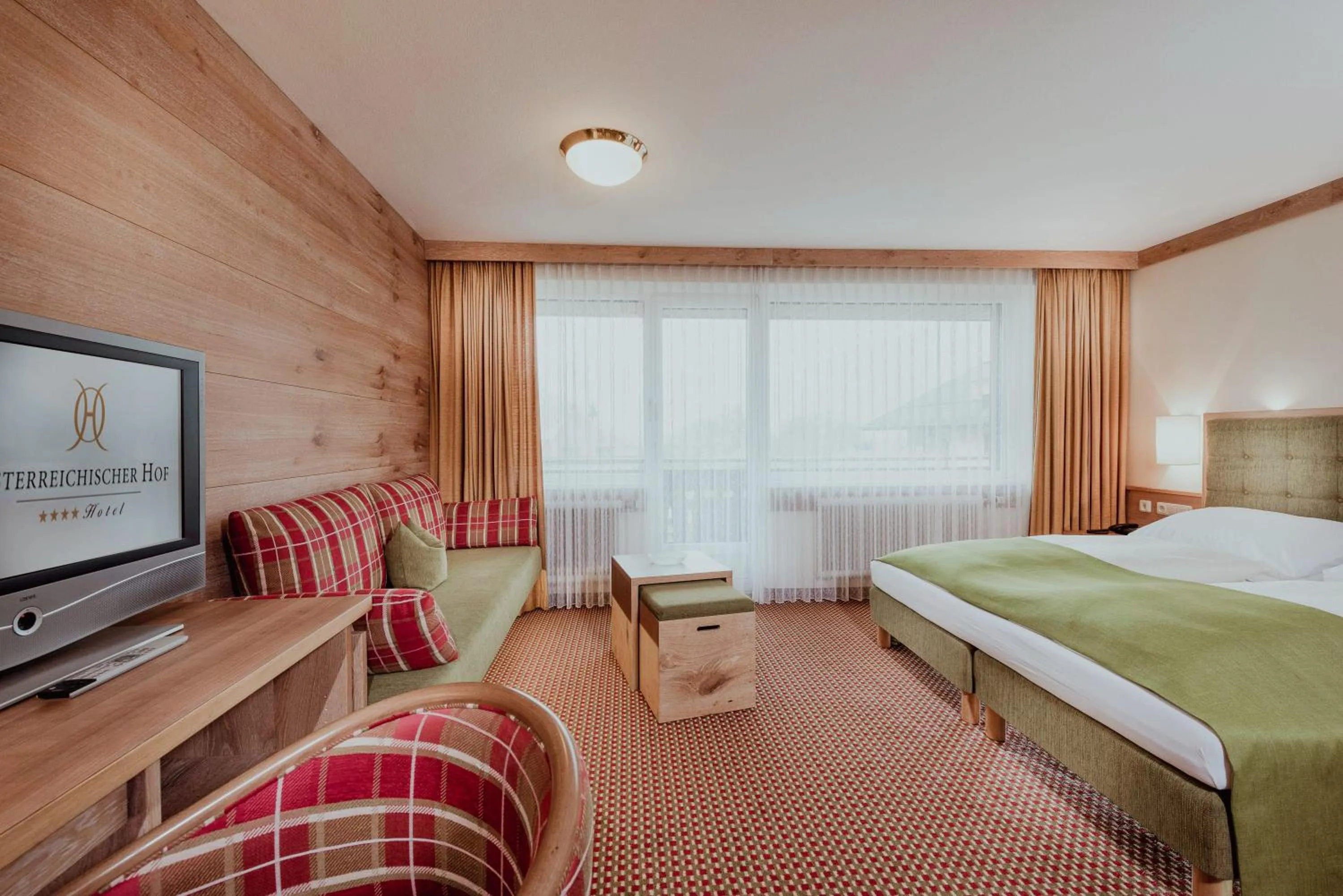 Bed in Österreichischer Hof-im Bademantel direkt in die Alpentherme