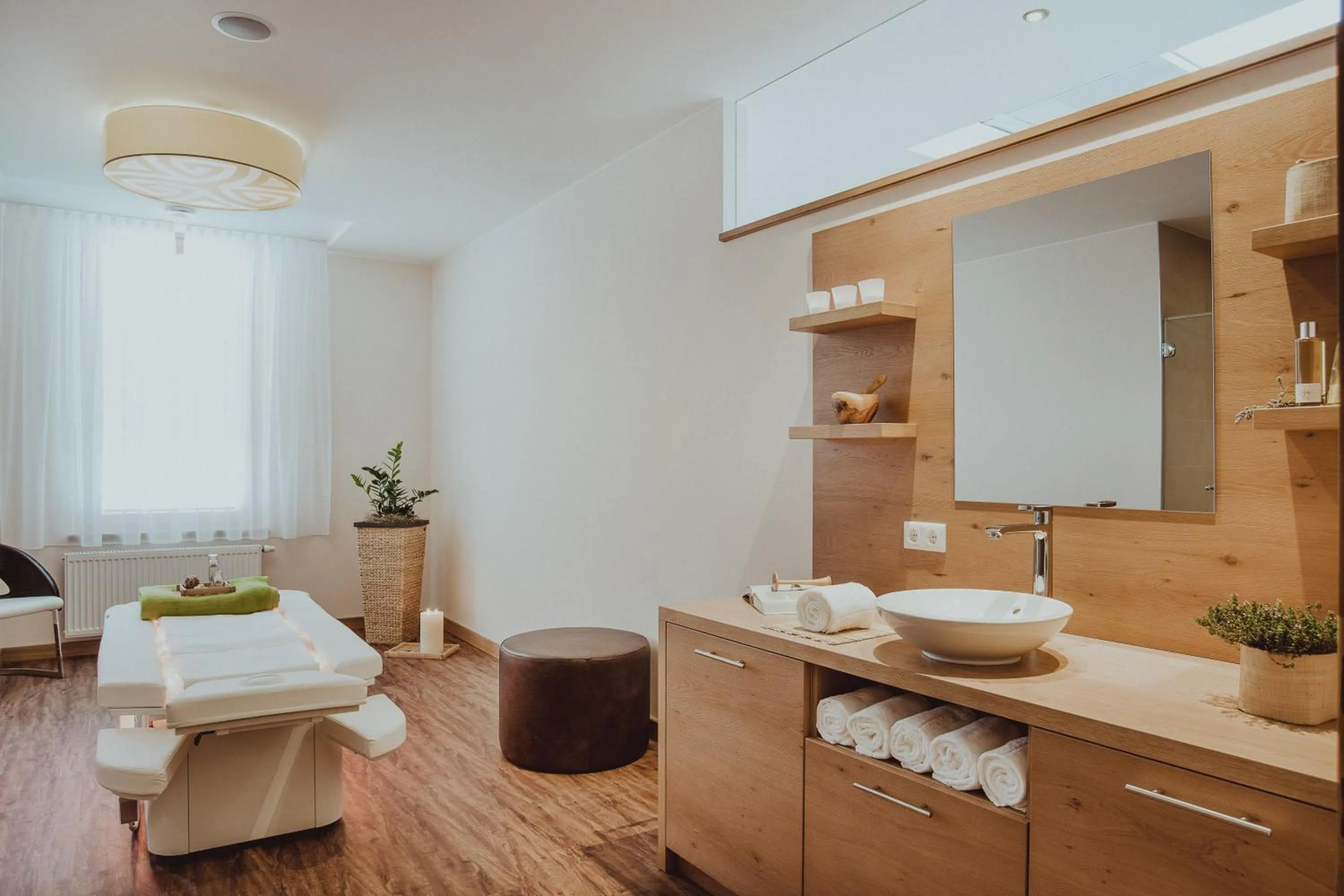 Massage in Österreichischer Hof-im Bademantel direkt in die Alpentherme