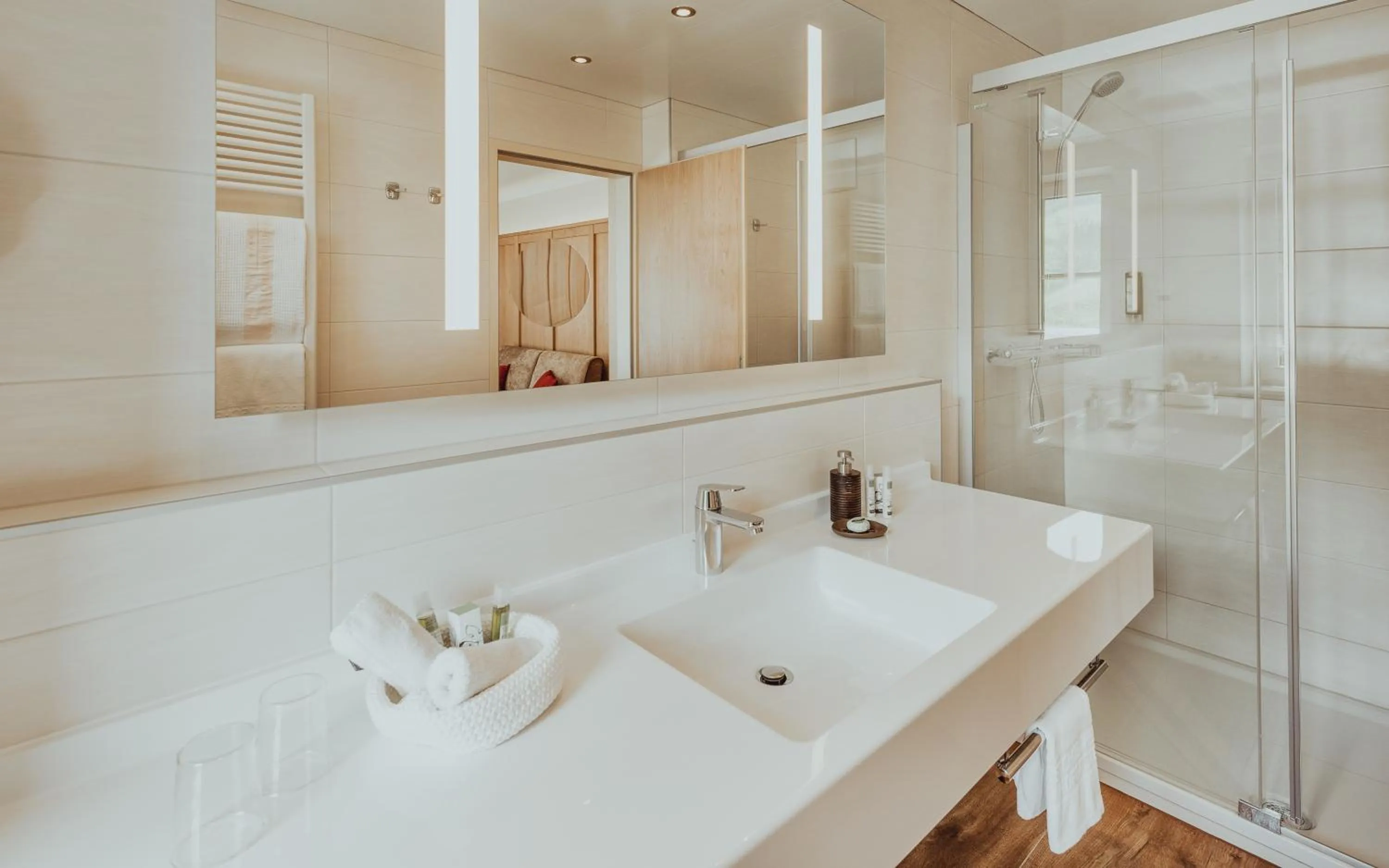 Shower in Österreichischer Hof-im Bademantel direkt in die Alpentherme