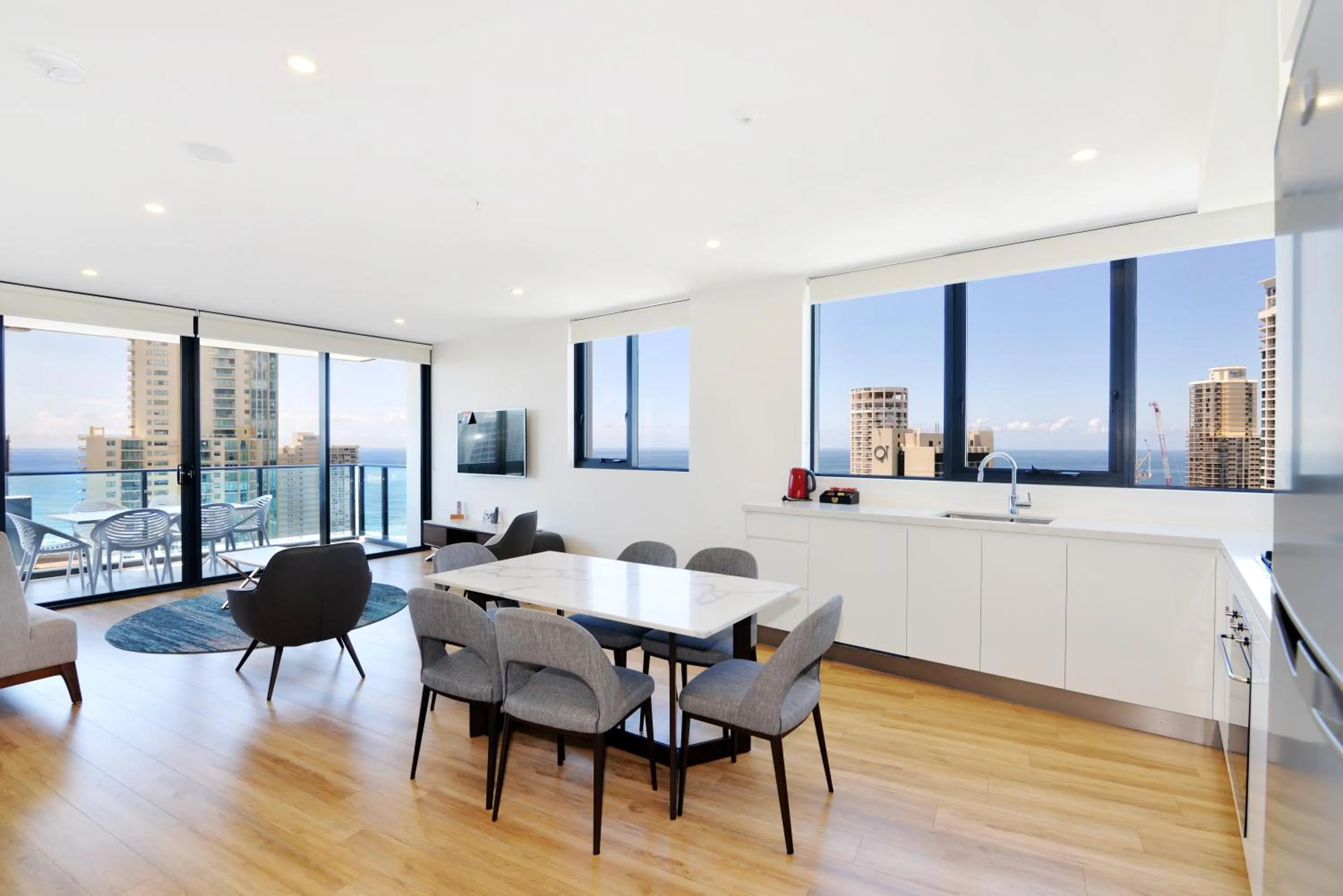 Dining area in Ruby Gold Coast by CLLIX