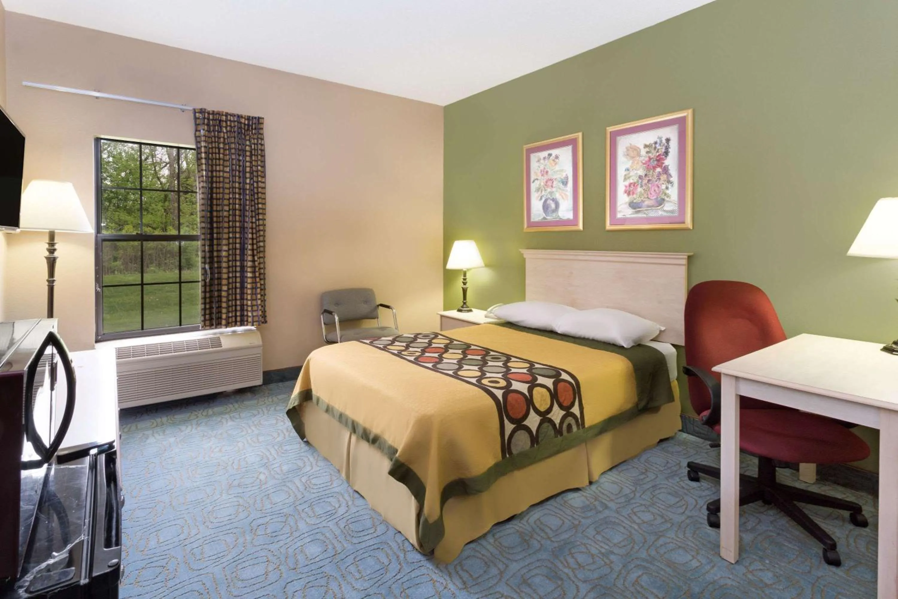 Photo of the whole room, Bed in Super 8 by Wyndham Freeport