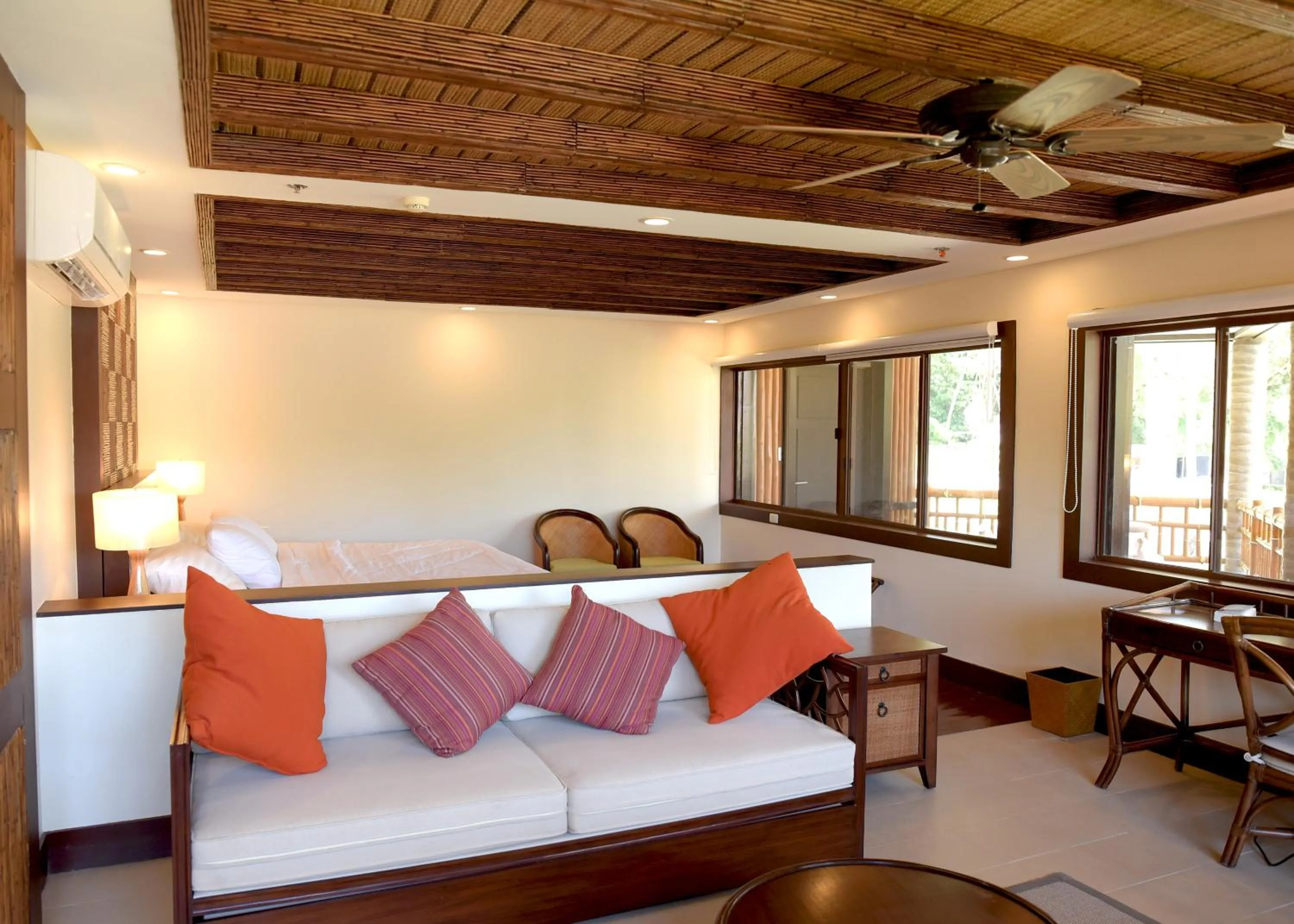 Photo of the whole room in Fridays Puerto Galera